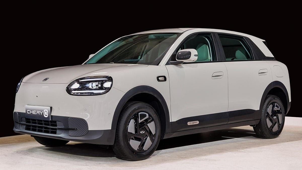 Der Chery Q in Beige auf dem Messestand am Pariser Autosalon, schräg von vorne.
