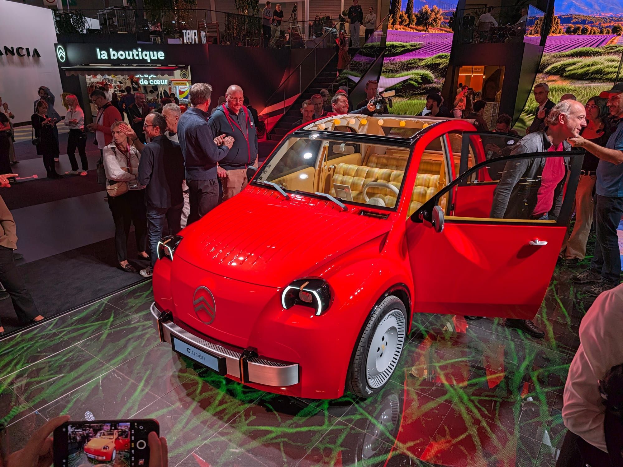 Der Citroën 2CV war der heimliche Star auf dem Pariser Autosalon.