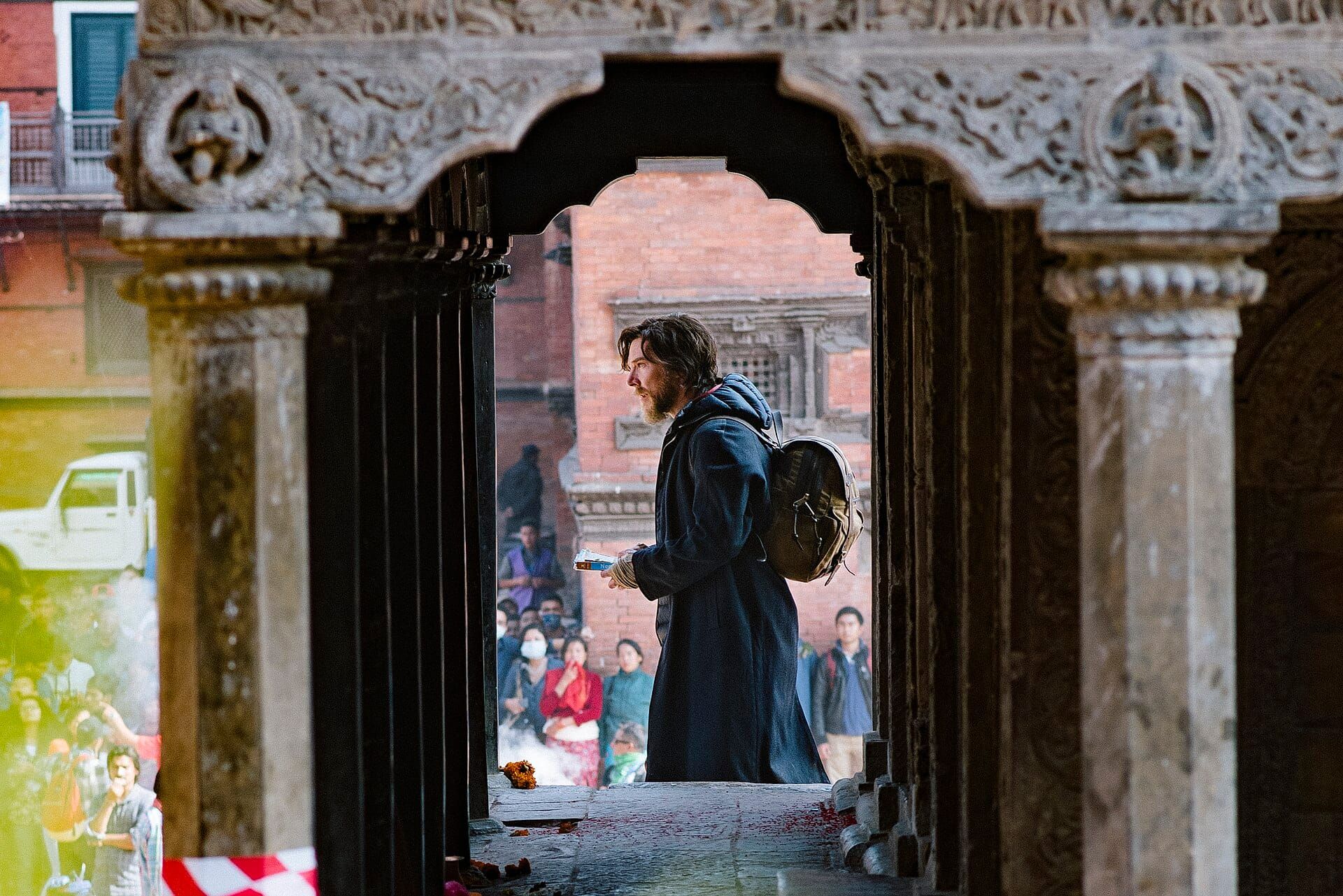 Benedict Cumberbatch mit Bart, Mantel und Rucksack bei Dreharbeiten zu «Doctor Strange» in einem Tempel in Kathmandu.