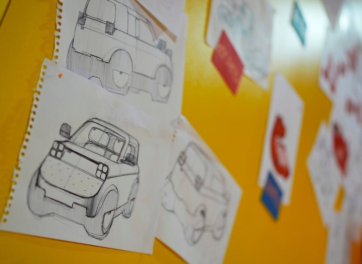Skizzen eines kantigen Kleinwagens an der Fiat-Ausstellung «Ciao Futuro!»