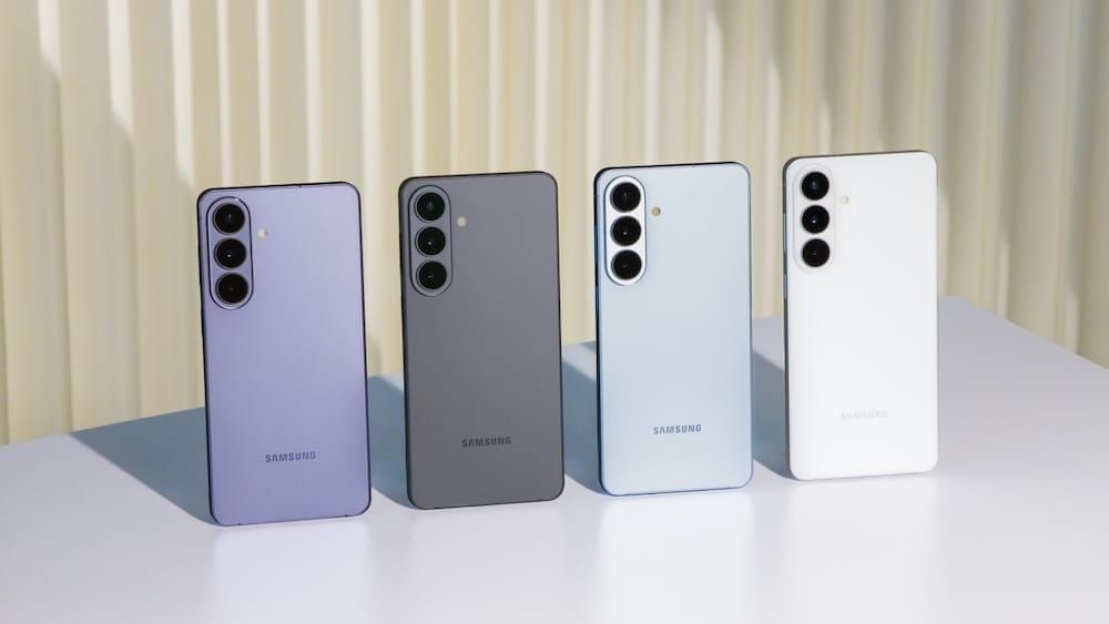 Das Samsung Galaxy S26 in vier verschiedenen Farbvarianten. 
