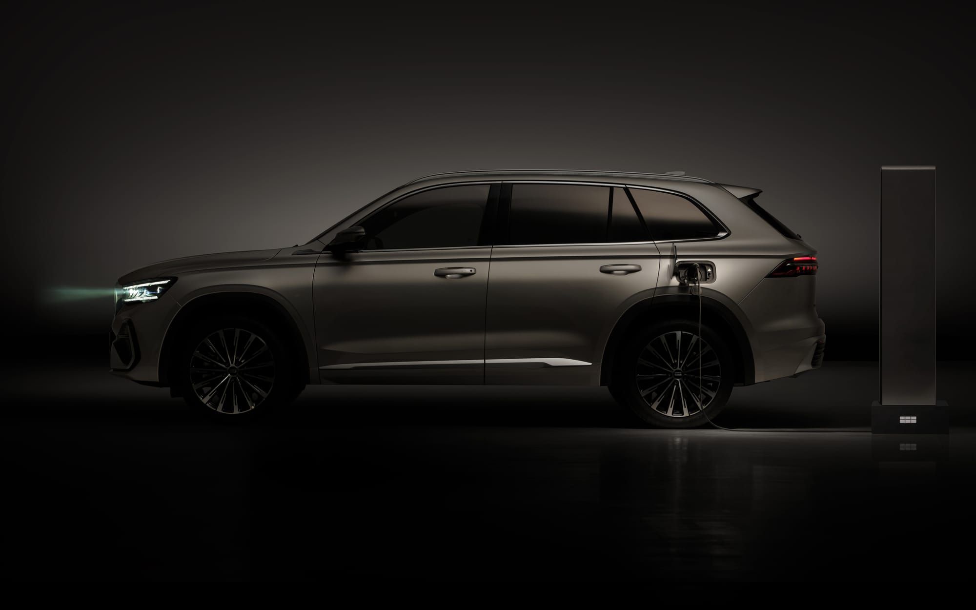 Der Geely Monjaro EM-i an einer Wallbox. 