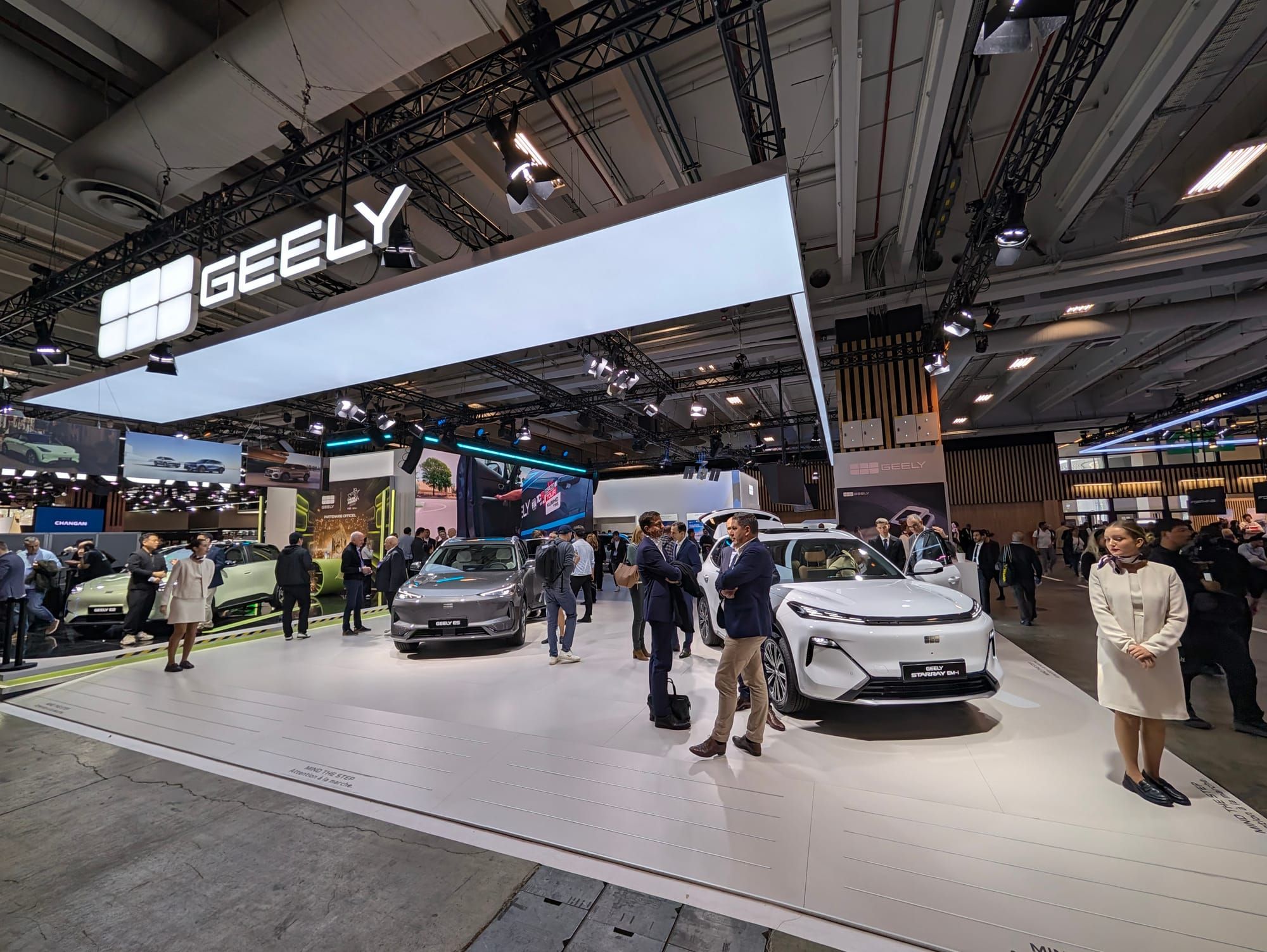 Geely mit seinem Messestand auf dem diesjährigen Pariser Autosalon.