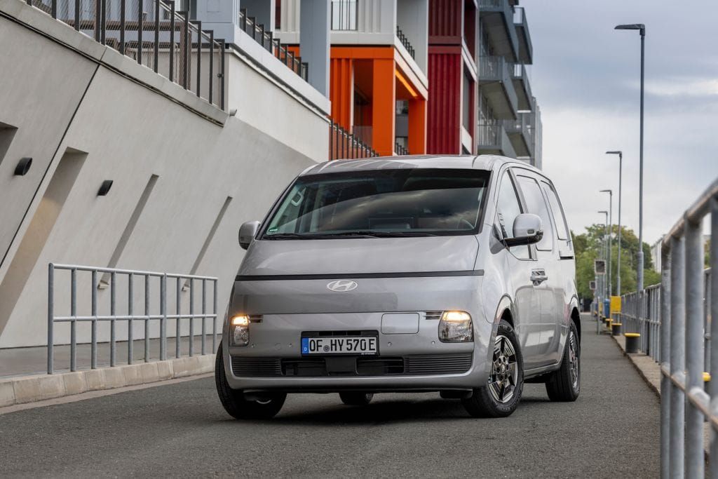 Frontansicht des neuen Staria Electric Cargo von Hyundai.