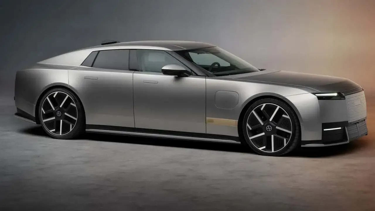 Jaguar Type 01 in Silber mit goldenen Akzenten. 