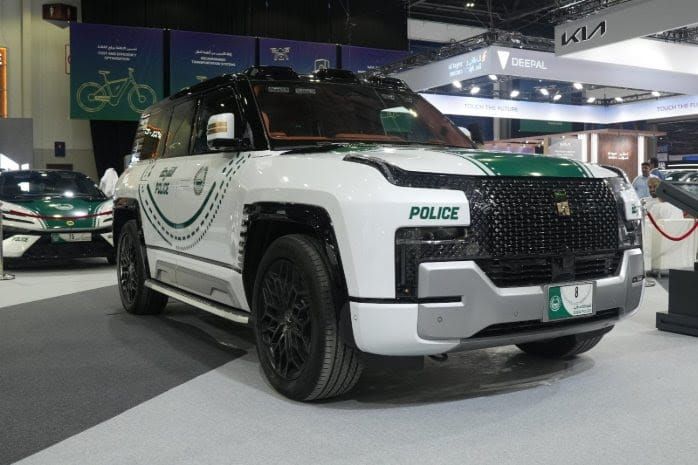 Der Yangwang U8 erweitert die luxuriöse Fahrzeugflotte der Polizei in Dubai. 