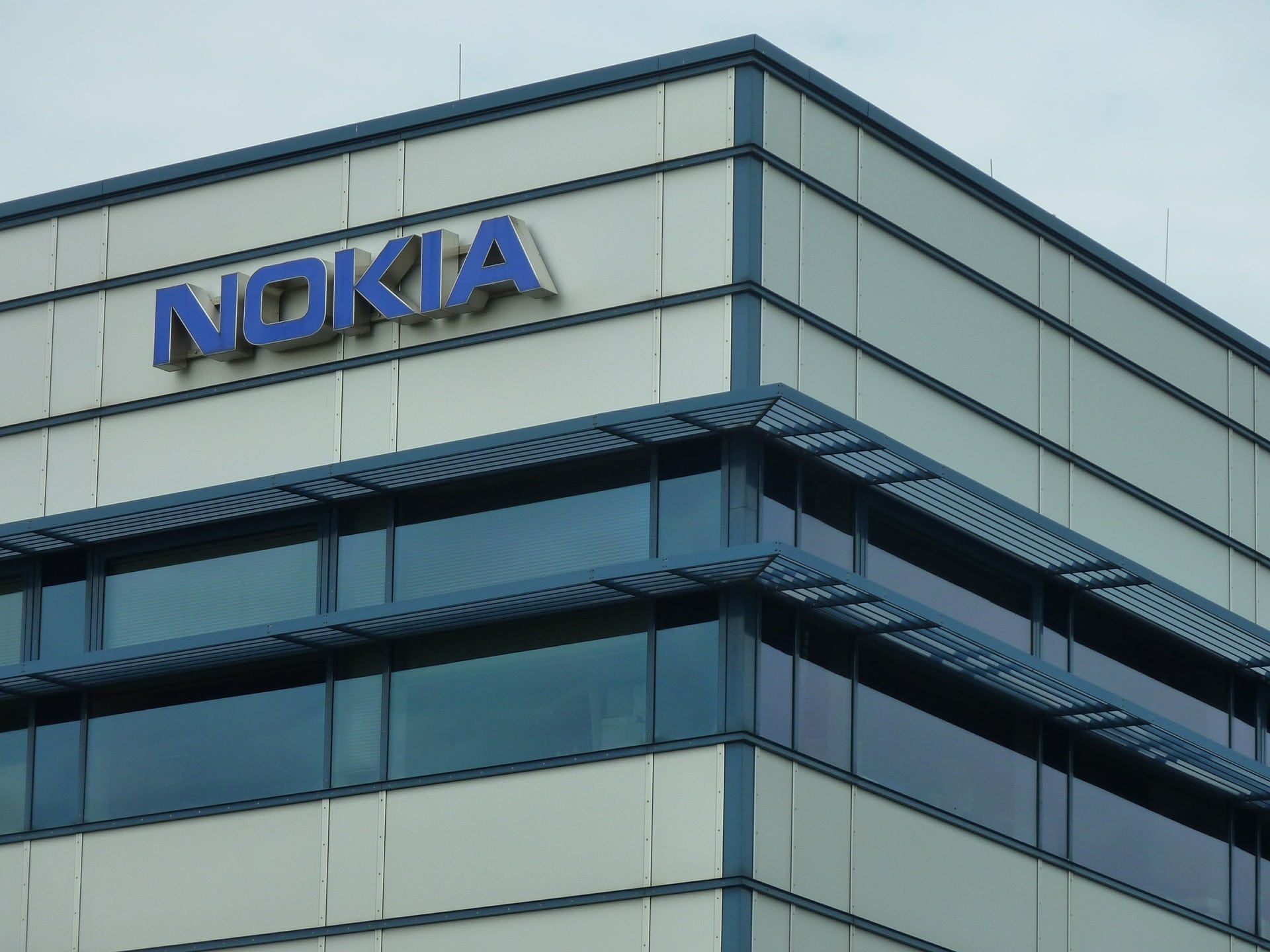 Nokia Logo auf Gebäude.