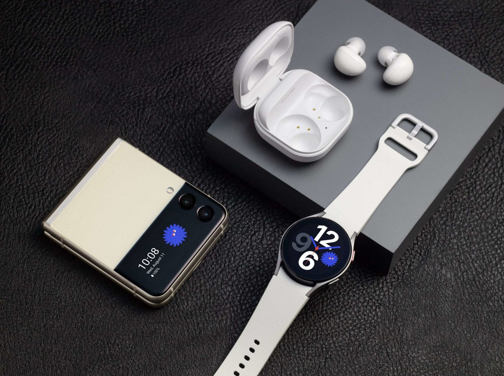 Galaxy Z Flip 3 mit der neuen Galaxy Watch4 und den Galaxy Buds2.