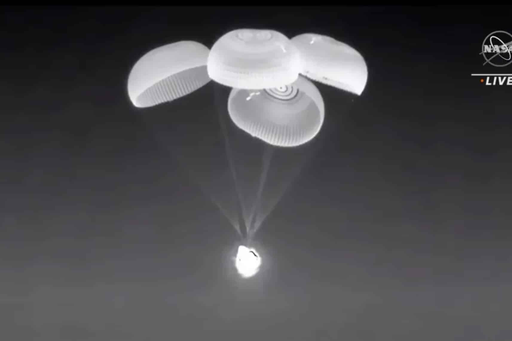 Dragon-Kapsel der Crew-2-Mission landet nach der Rückkehr von der ISS.