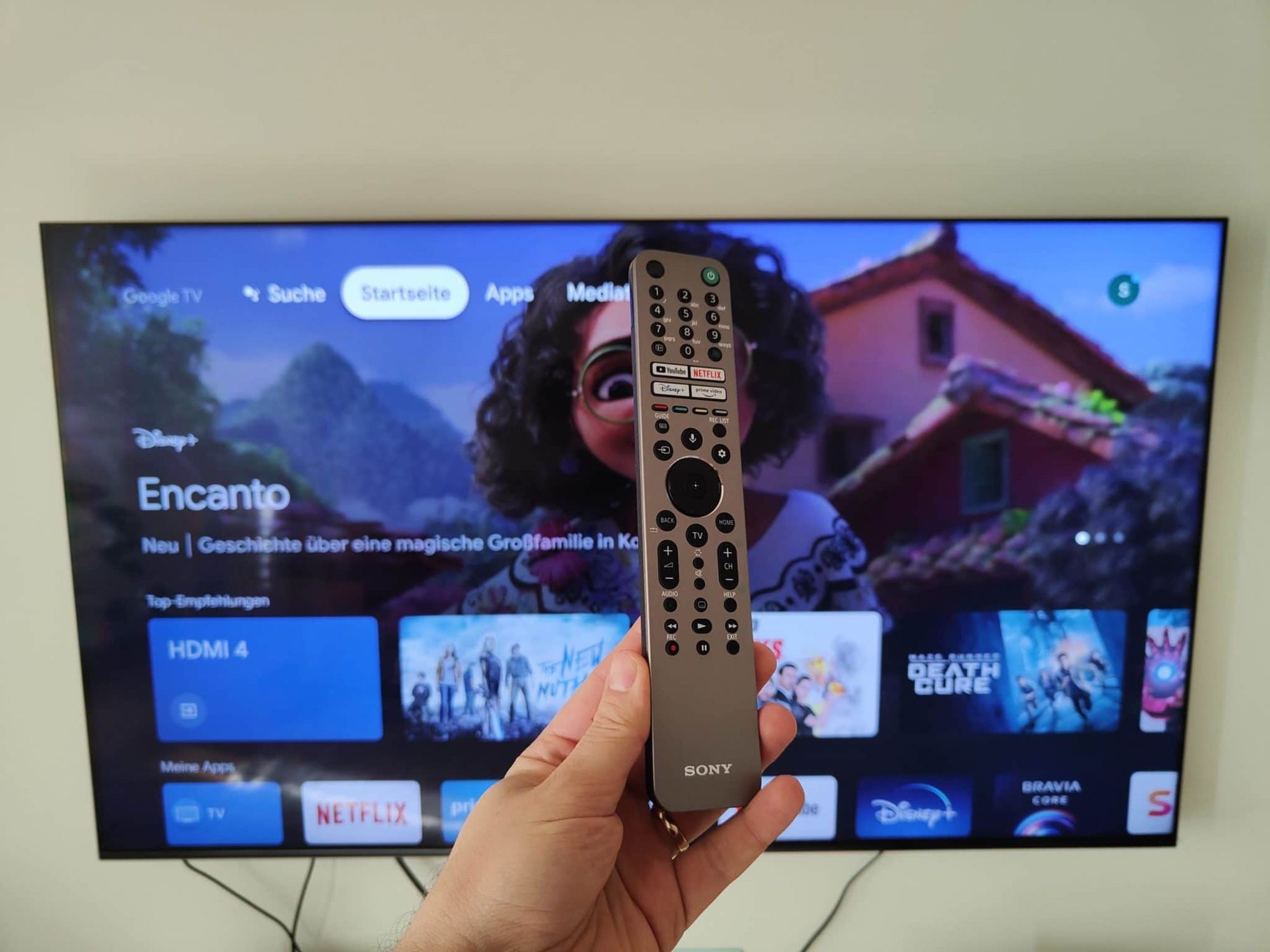 Der Sony X95J mit Fernbedienung in Silber