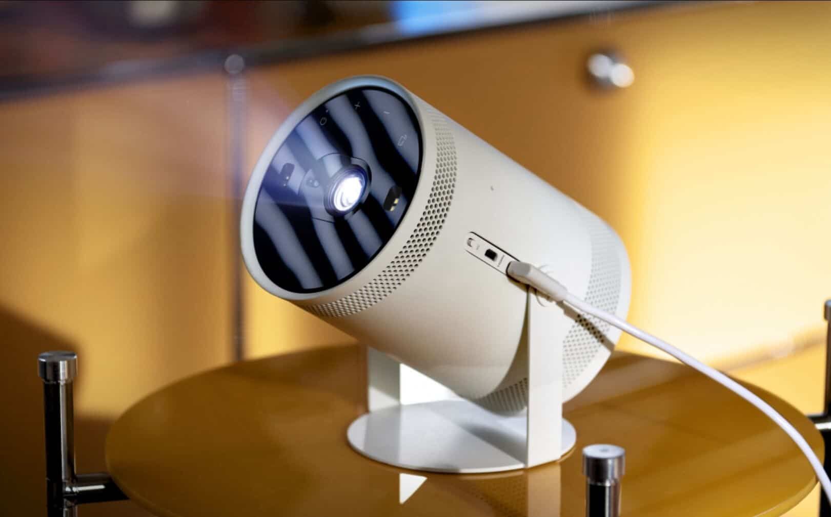 The Freestyle tragbarer Beamer von Samsung.