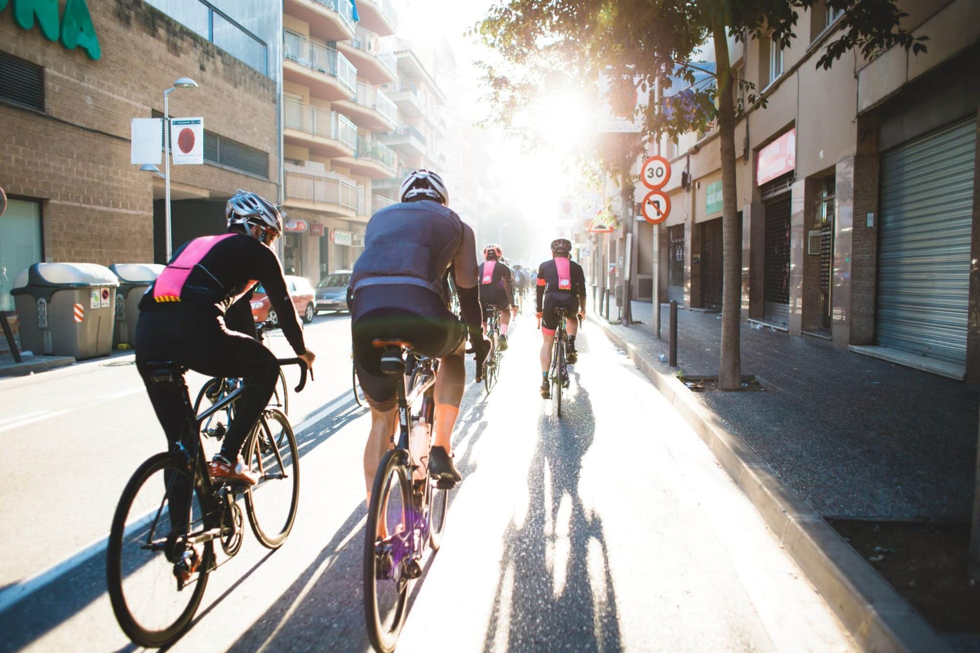 Rennradfahrer in der Stadt