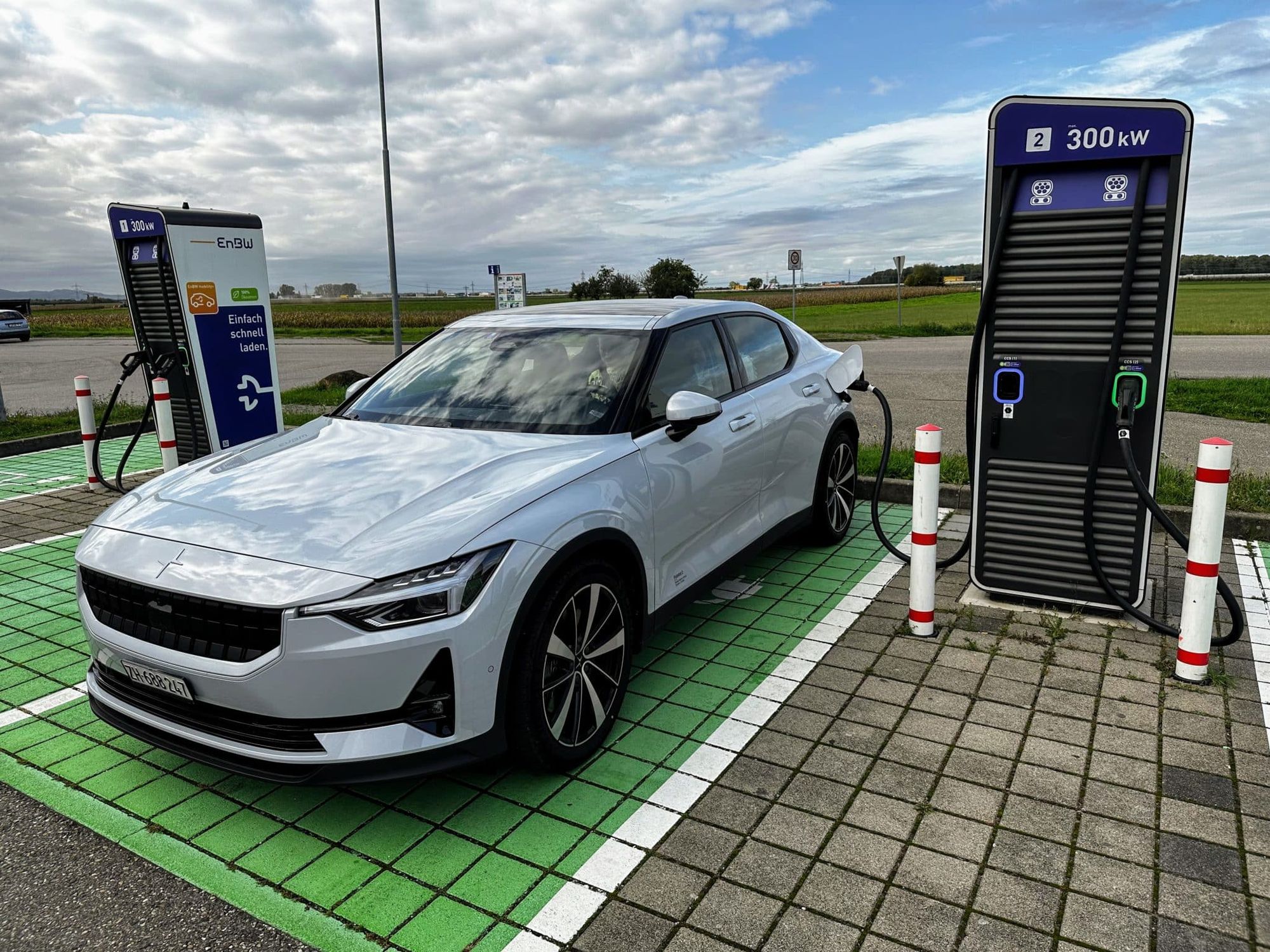 Polestar 2 an einer Ladestation in Deutschland
