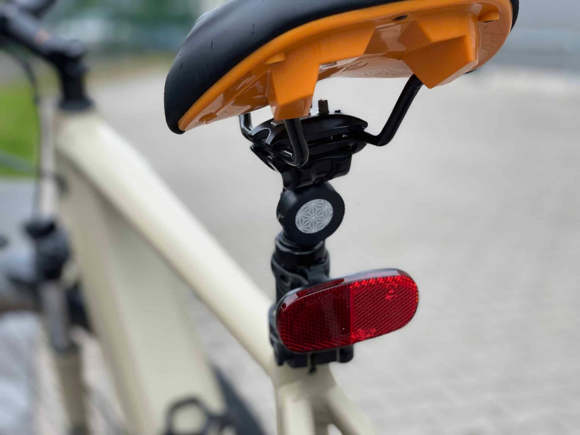 AirTag Fix montiert am E-Bike und parat zum Losfahren