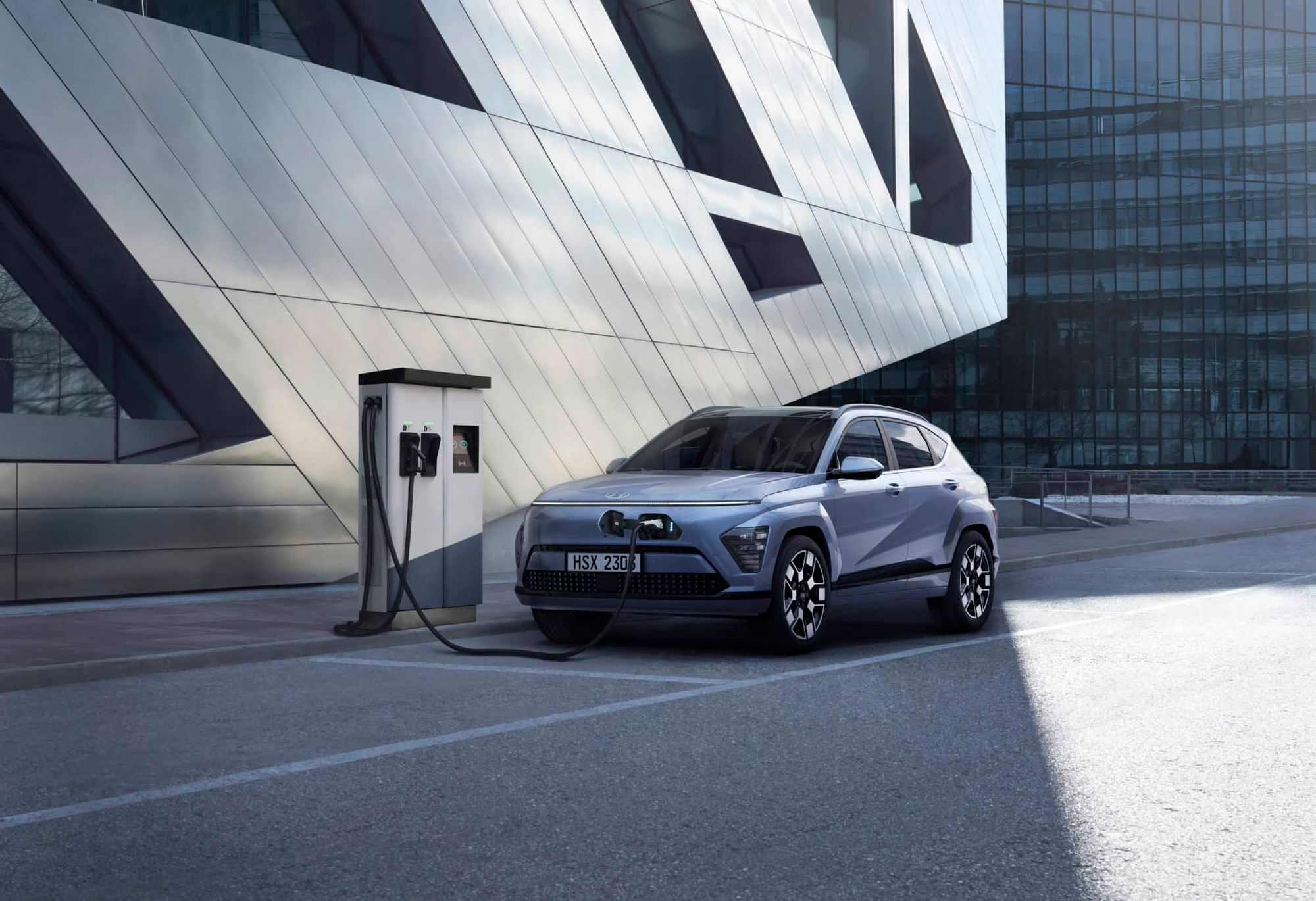 Der neue Hyundai Kona Electric an einer Ladestation