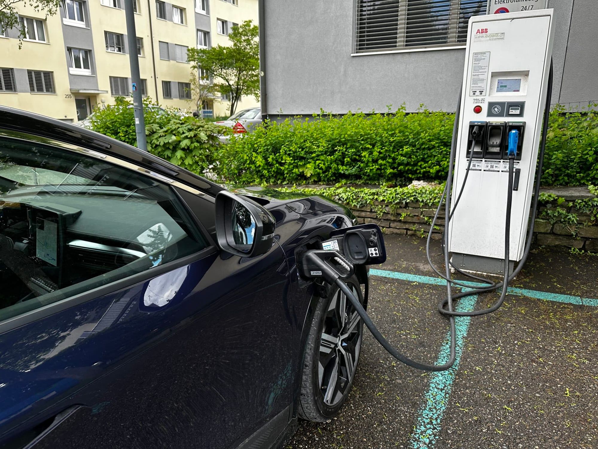 Der Renault Megane E-Tech Electric an einer Ladestation von evpass