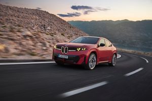 BMW iX4 vorgestellt: Das neue Elektro-SUV-Coupé fährt bis zu 828 Kilometer weit