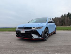 Ist das der Hyundai IONIQ 4? Getarnter Elektro-SUV bei Testfahrten gesichtet