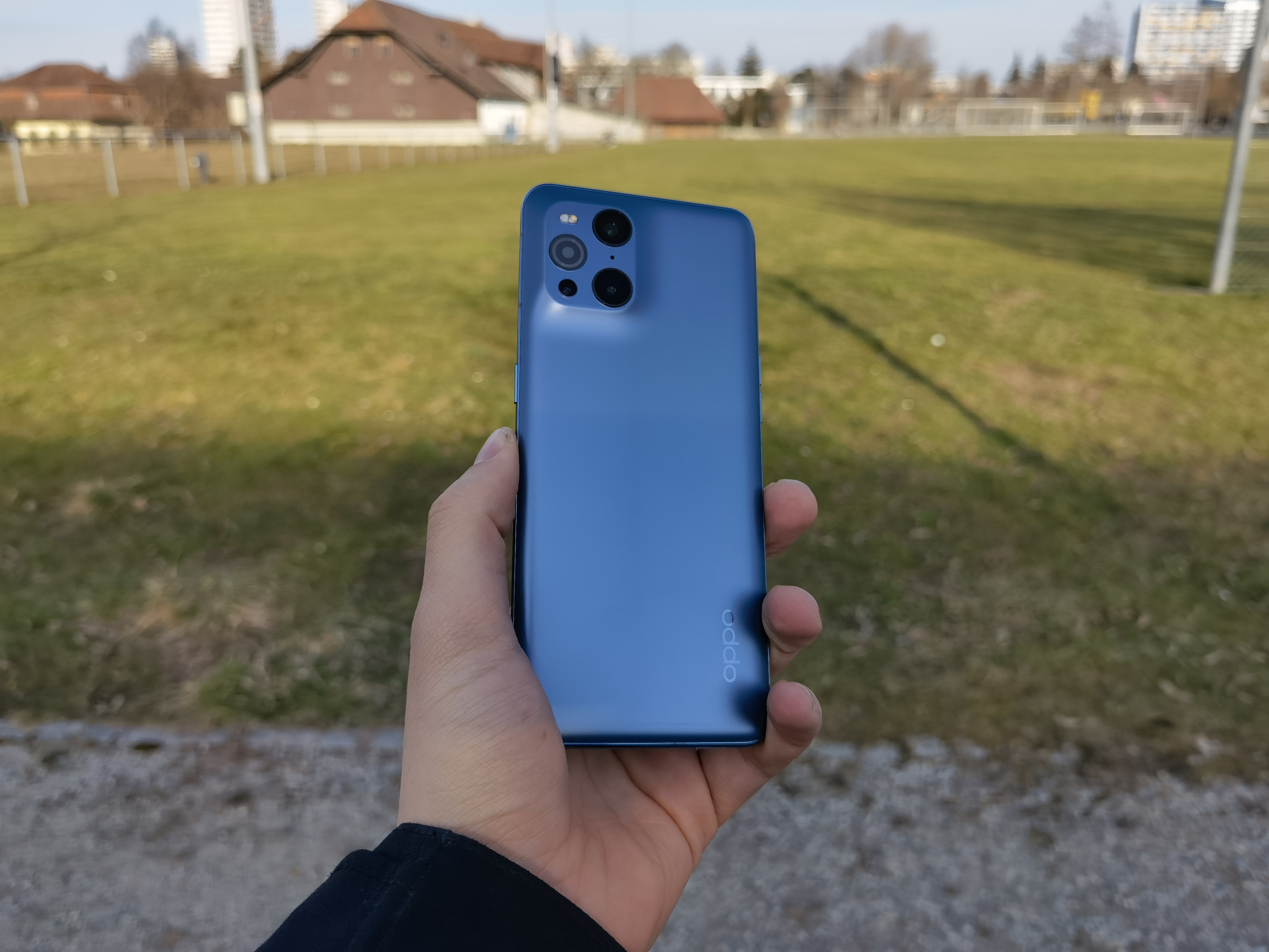 Das Oppo Find X3 Pro in blauer Farbe