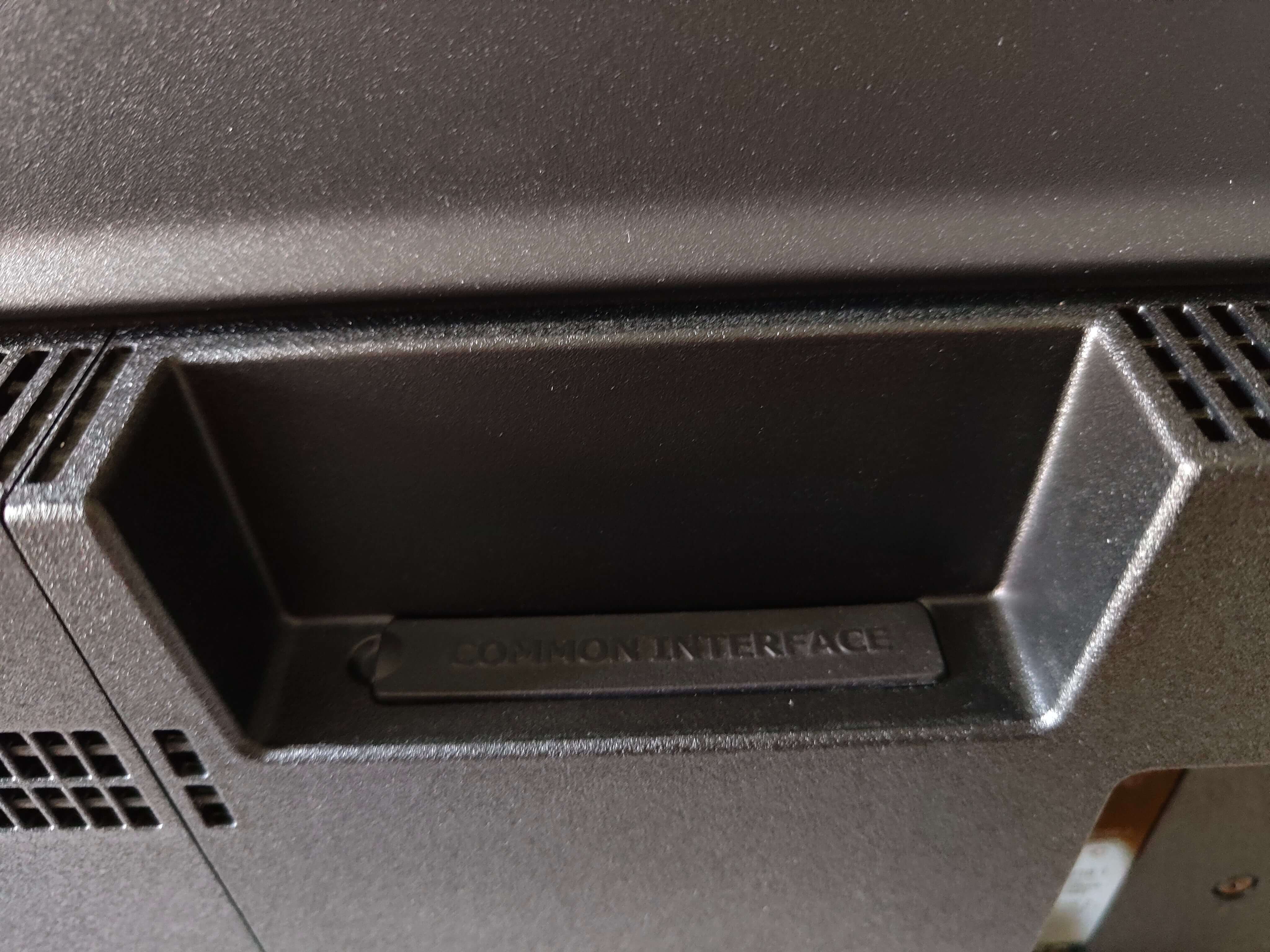 Panasonic TX-50JXW834 Anschlüsse.