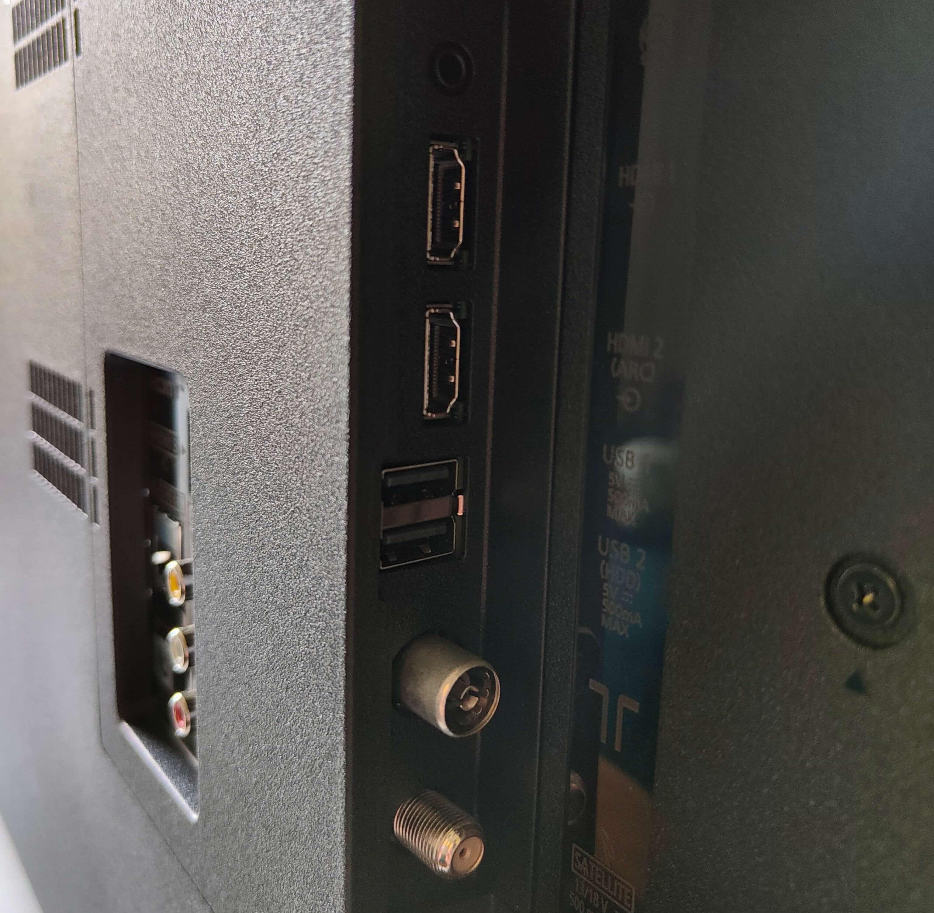 Panasonic TX-50JXW834 Anschlüsse.