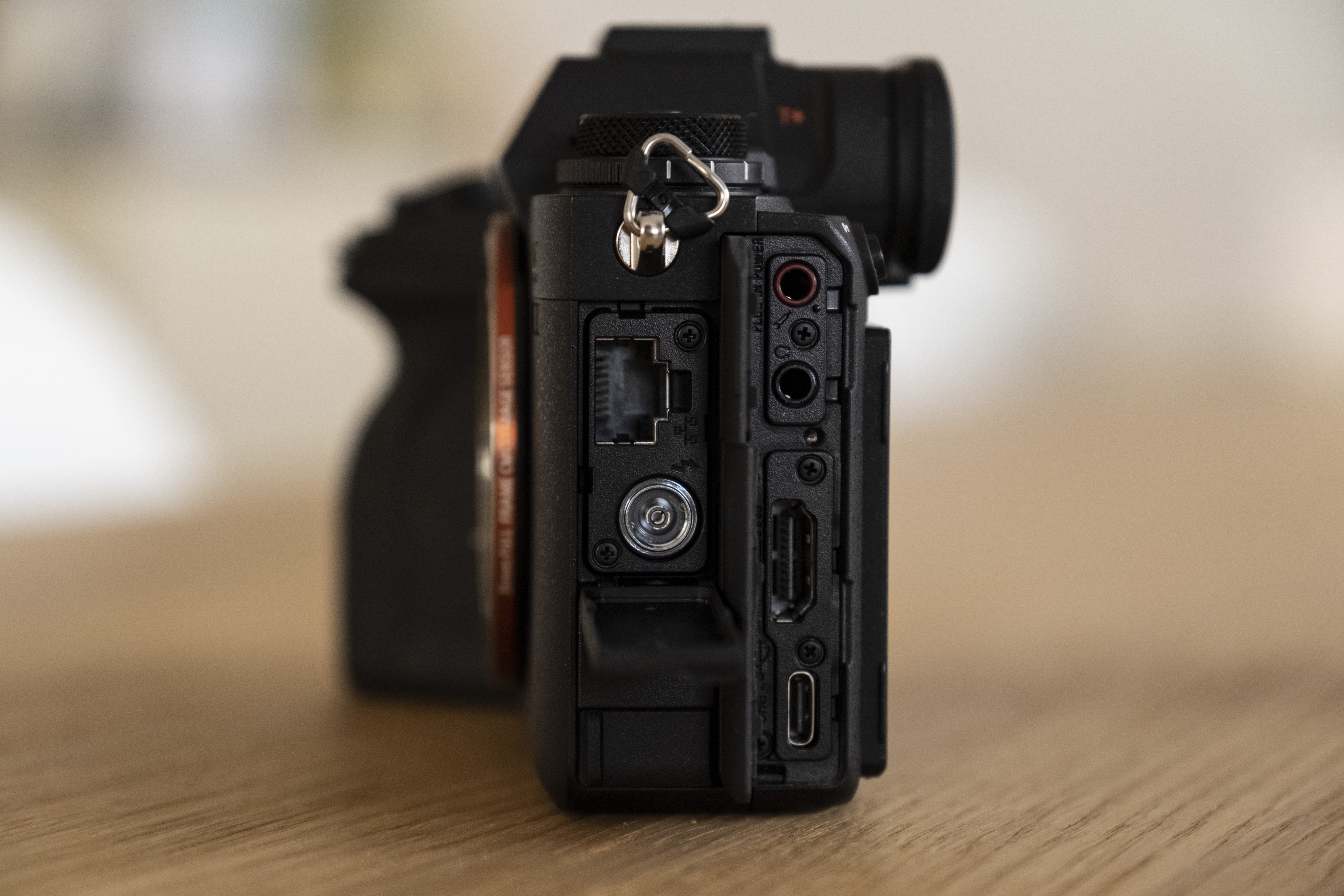 Sony Alpha 1 im Test. Anschlüsse.