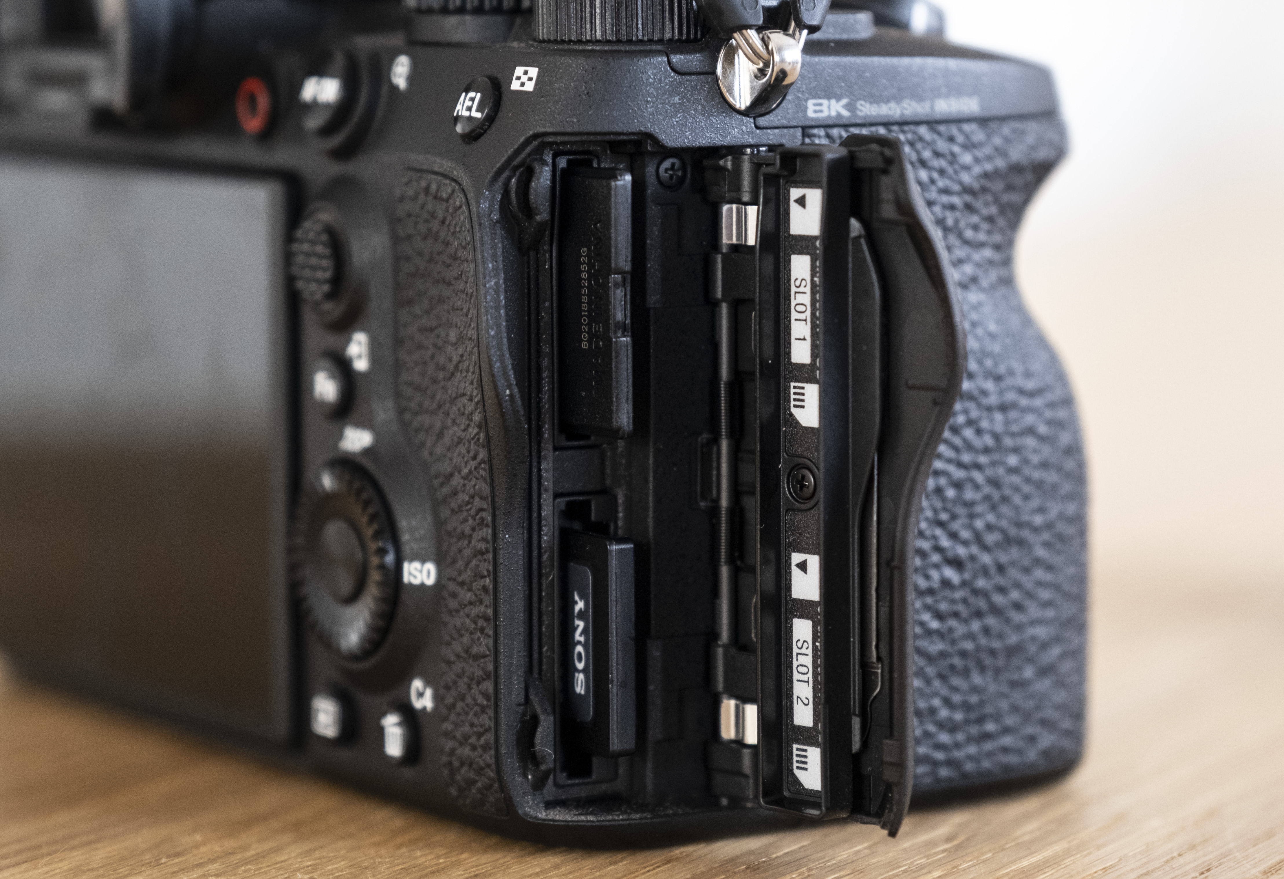 Sony Alpha 1 Speicherkarteneinschübe.