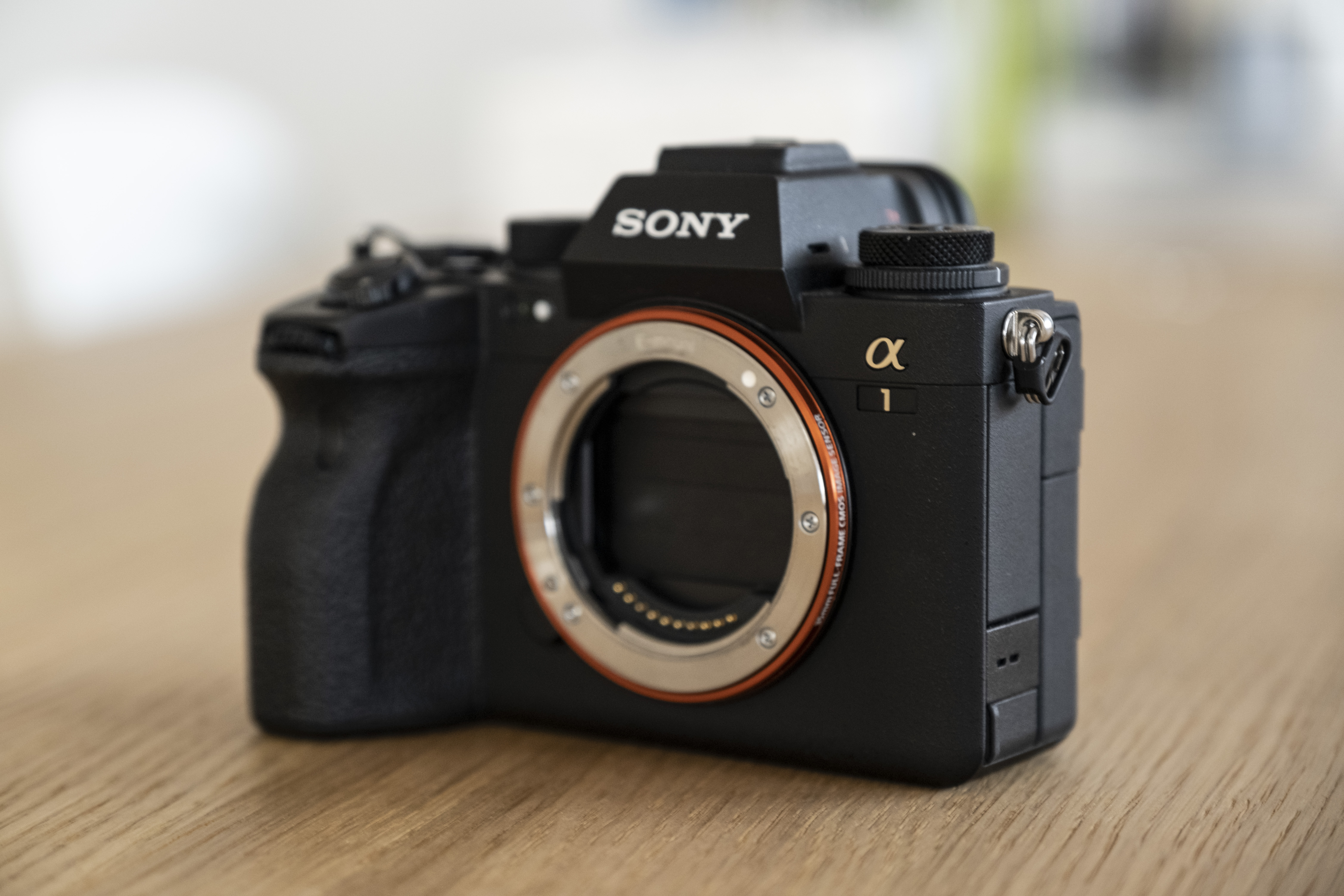 Test Sony Alpha 1: Verschluss ist geschützt, wenn man das Objektiv wechselt.