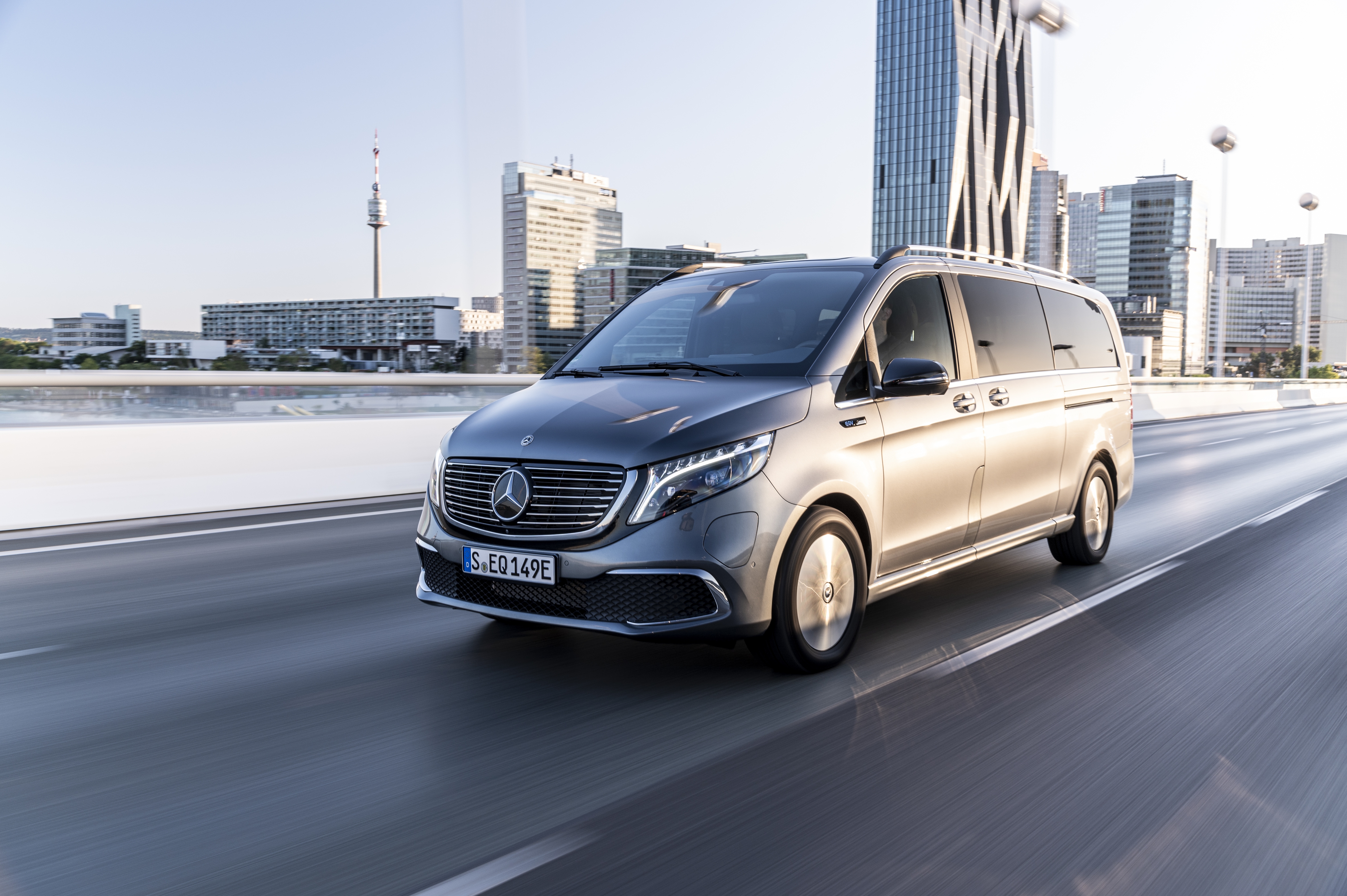 Mercedes-Benz EQV – Exterieur, AVANTGARDE Line, EQV Design-Paket Exterieur, Selenitgrau metallic;Stromverbrauch kombiniert: 26,4-26,3 kWh/100 km; CO2-Emissionen kombiniert: 0 g/km*

Mercedes-Benz EQV – Exterior, AVANTGARDE Line, EQV Design-Package Exterior, Selenitgrey metallic;Combined power consumption: 26.4-26.3 kWh/100 km; combined CO2 emissions: 0 g/km*