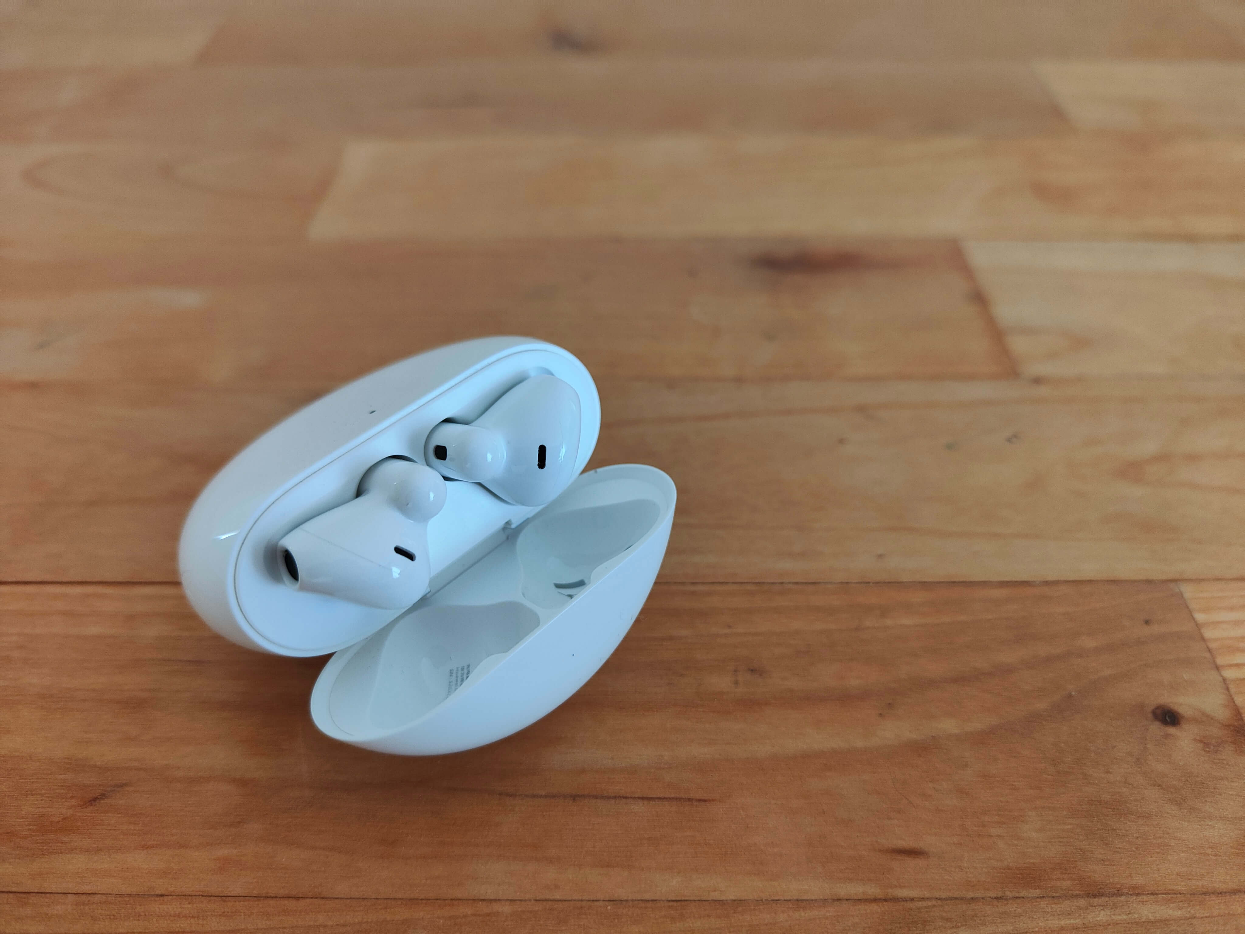 Huawei Freebuds 4 Test: Kopfhörer im Ladecase.