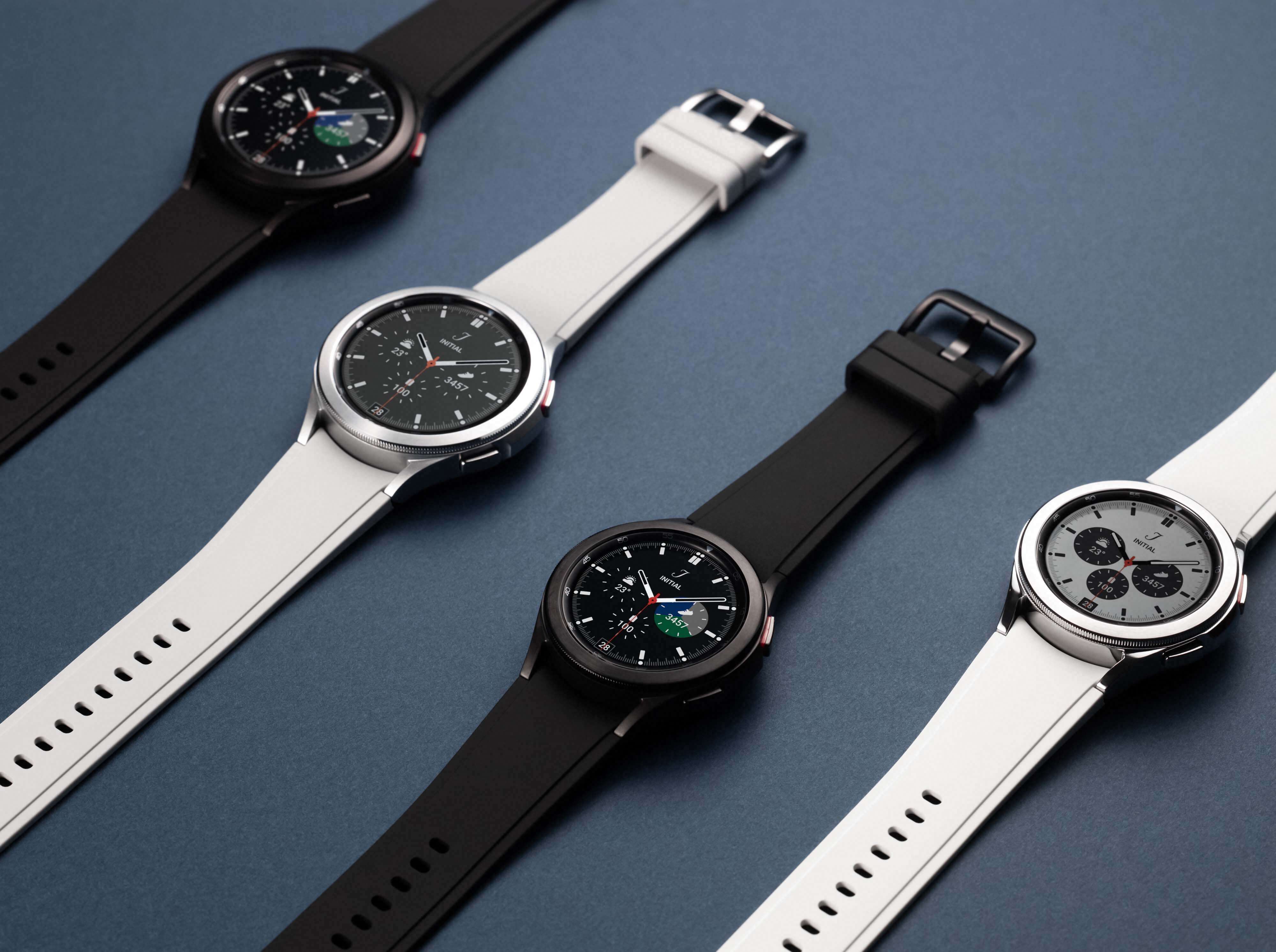 Samsung Galaxy Watch4 Classic in Schwarz und Weiss.
