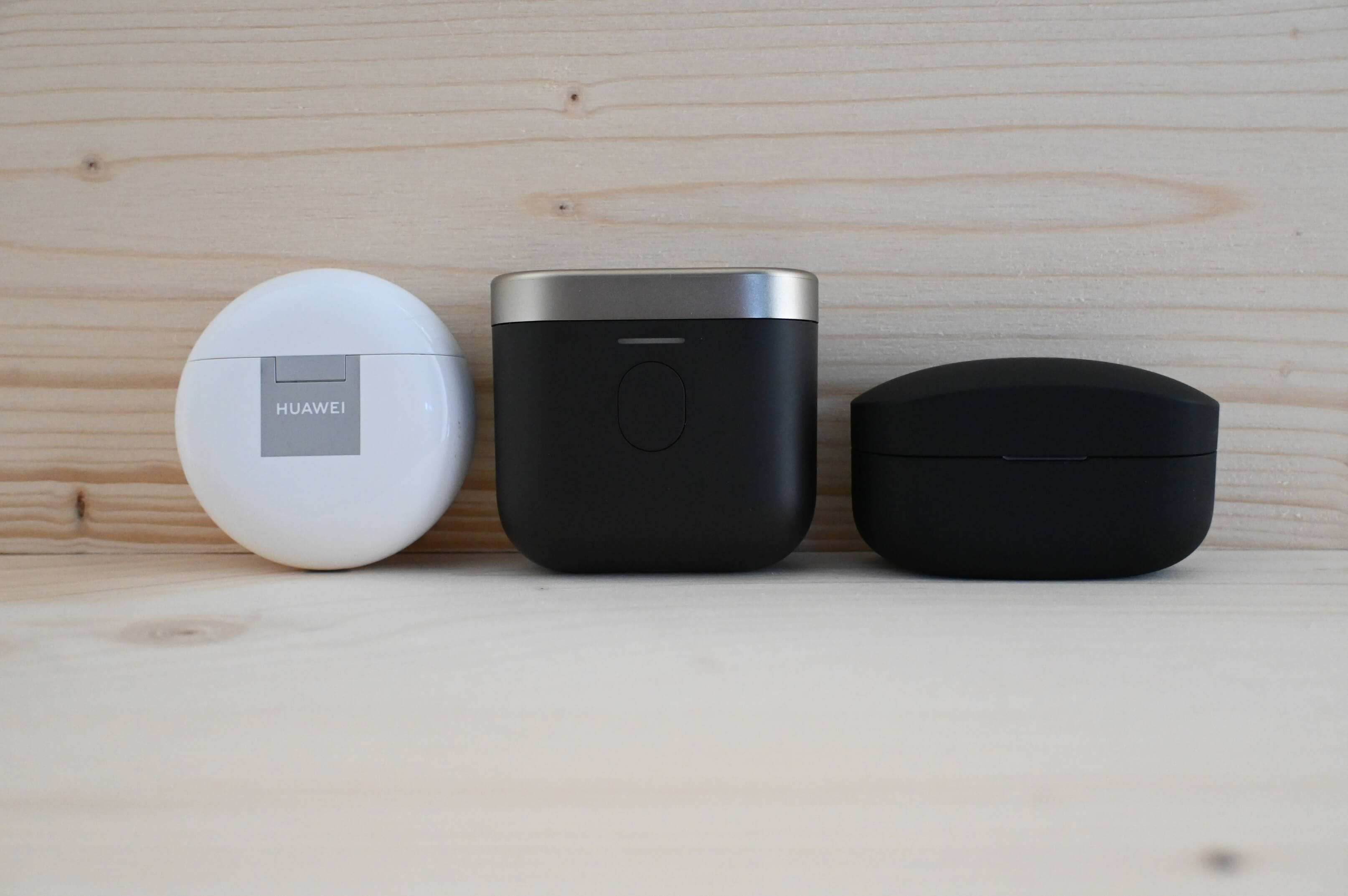 Bowers & Wilkins PI7: Gehäuse im Grössenvergleich mit Sony und Huawei.