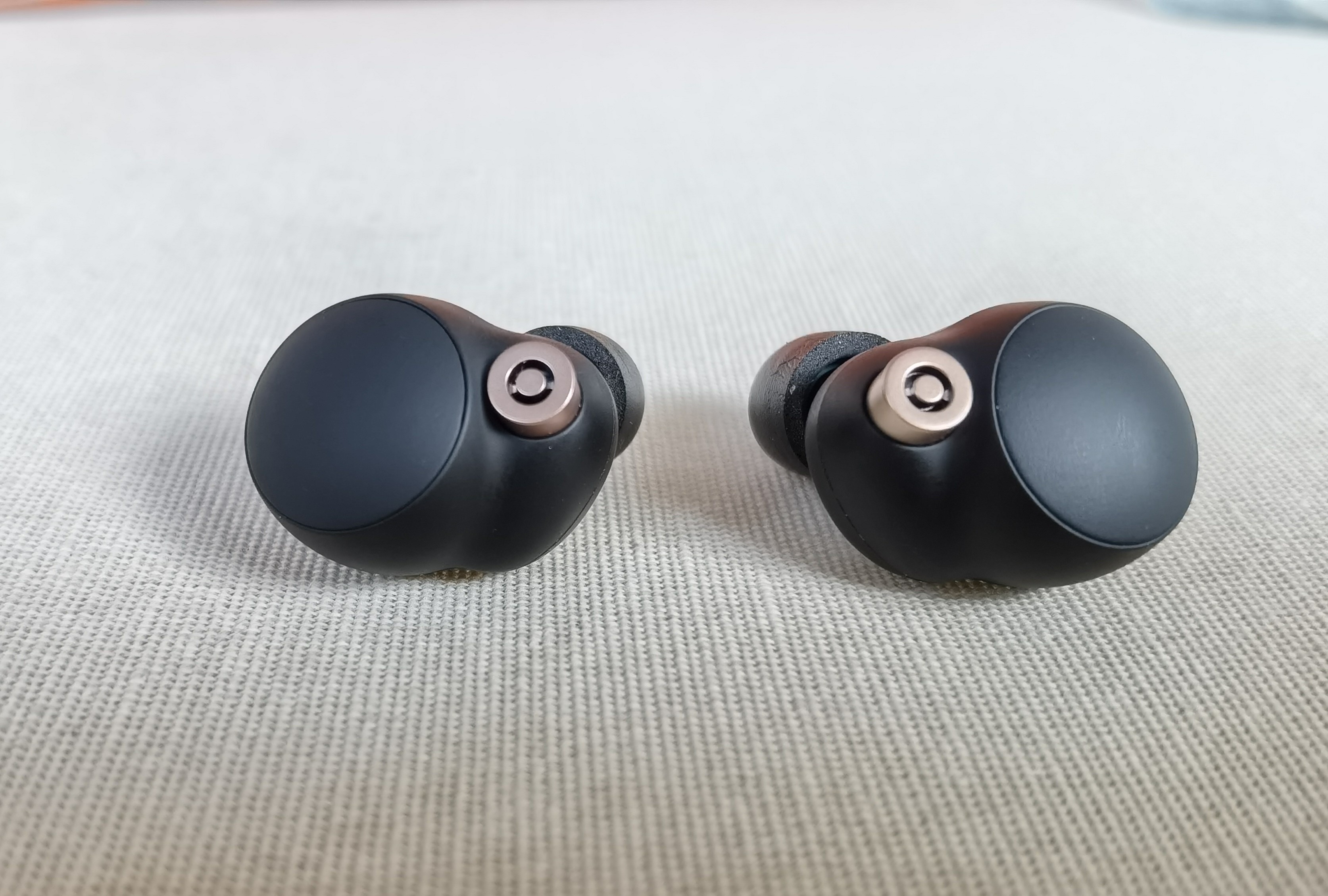 Sony WF-1000XM4 Kopfhörer im Test: In-Ears Nahaufname mit Touch-Feld.