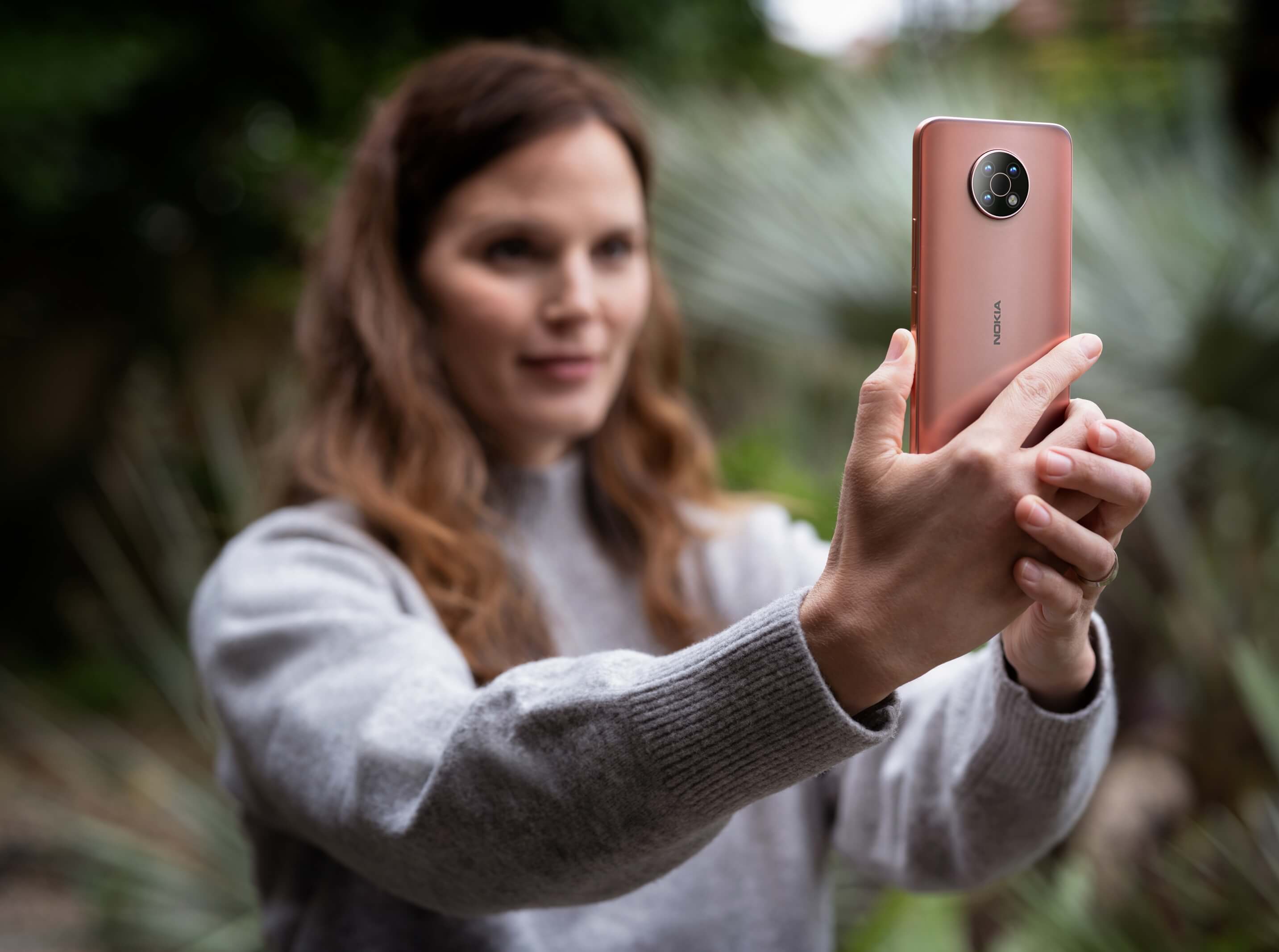 Das Nokia G50 in der Farbe Midnight Sun.