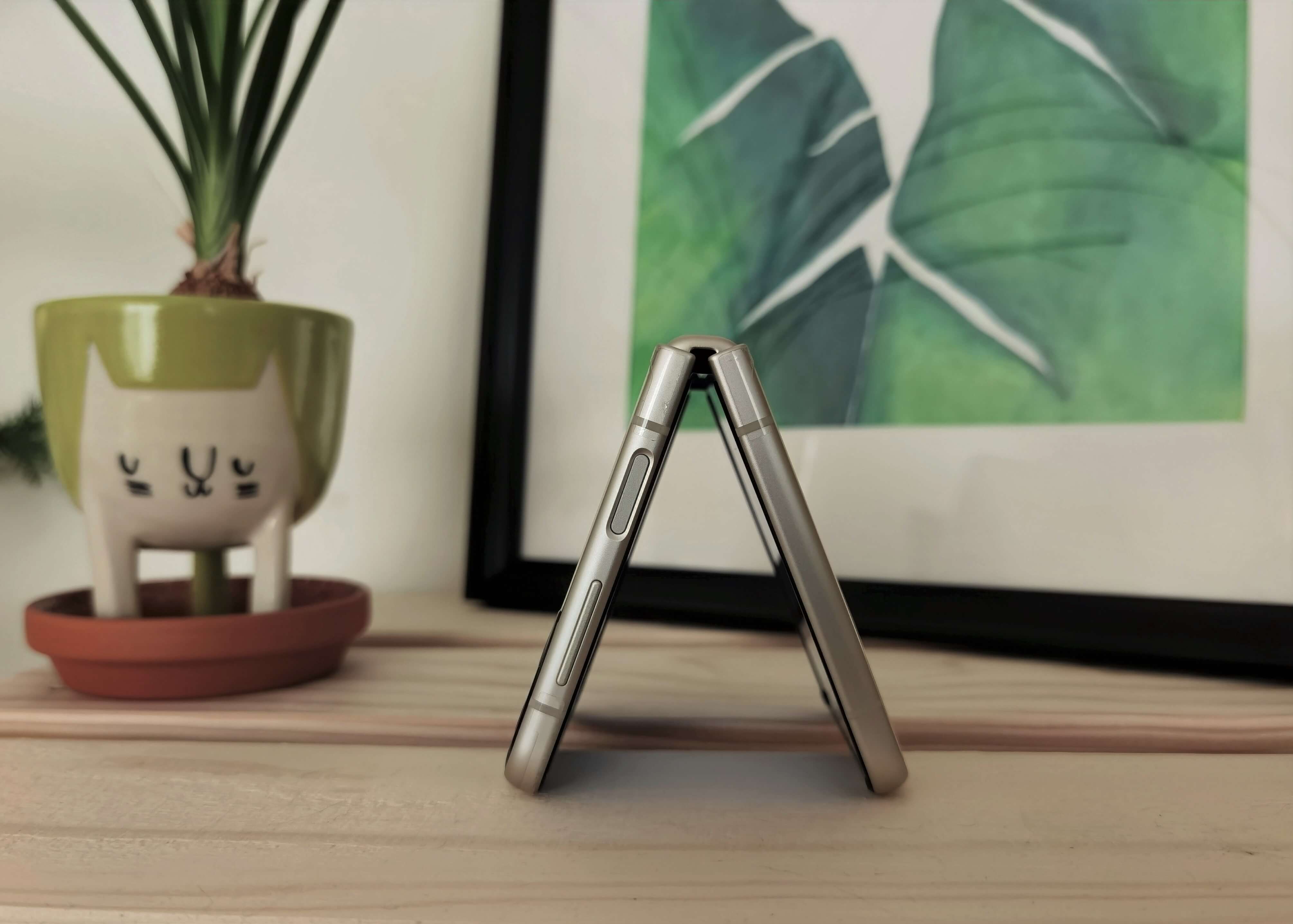 Samsung Galaxy Z Flip 3 Test: Design und Verarbeitung mit Fingerabdrucksensor.