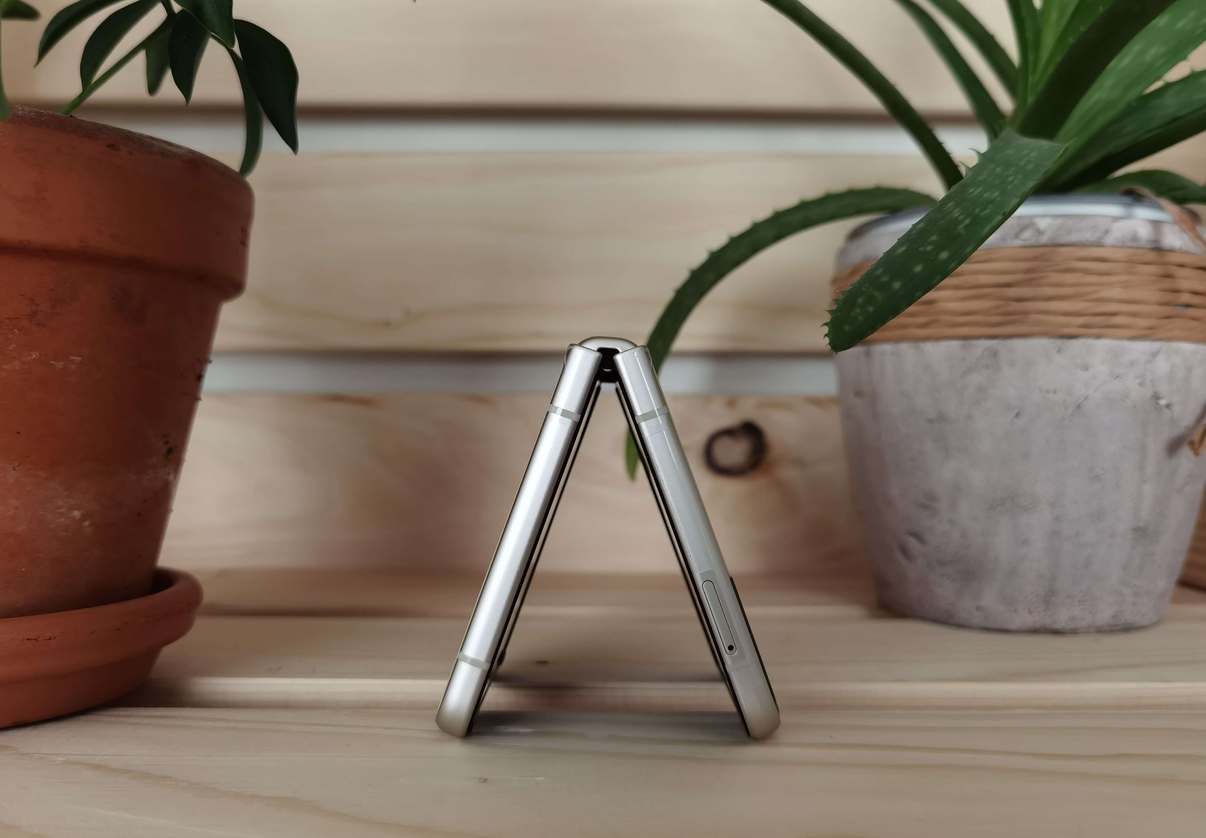 Samsung Galaxy Z Flip 3 Test: Sim-Kartenschacht.