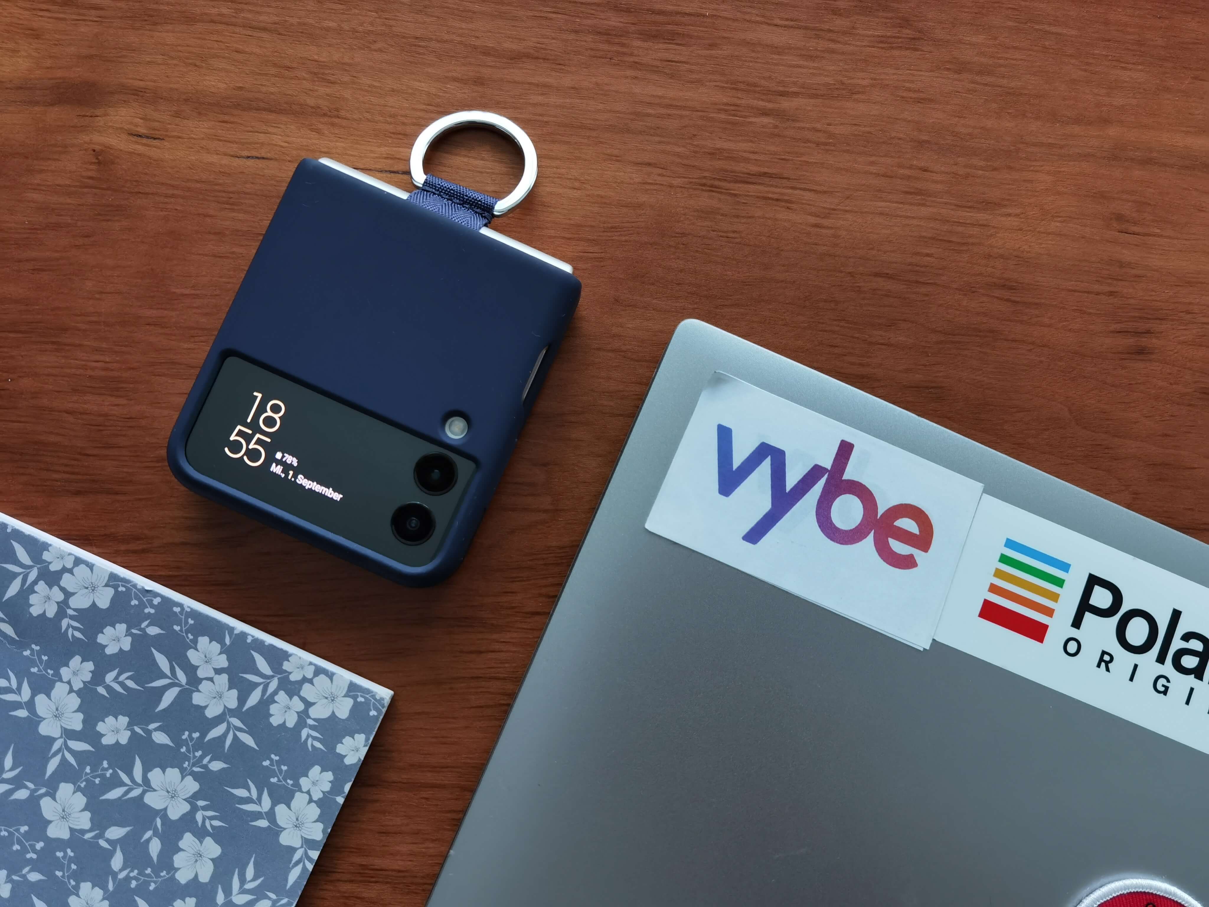 Samsung Galaxy Z Flip 3 Test: Blaue Schutzhülle.