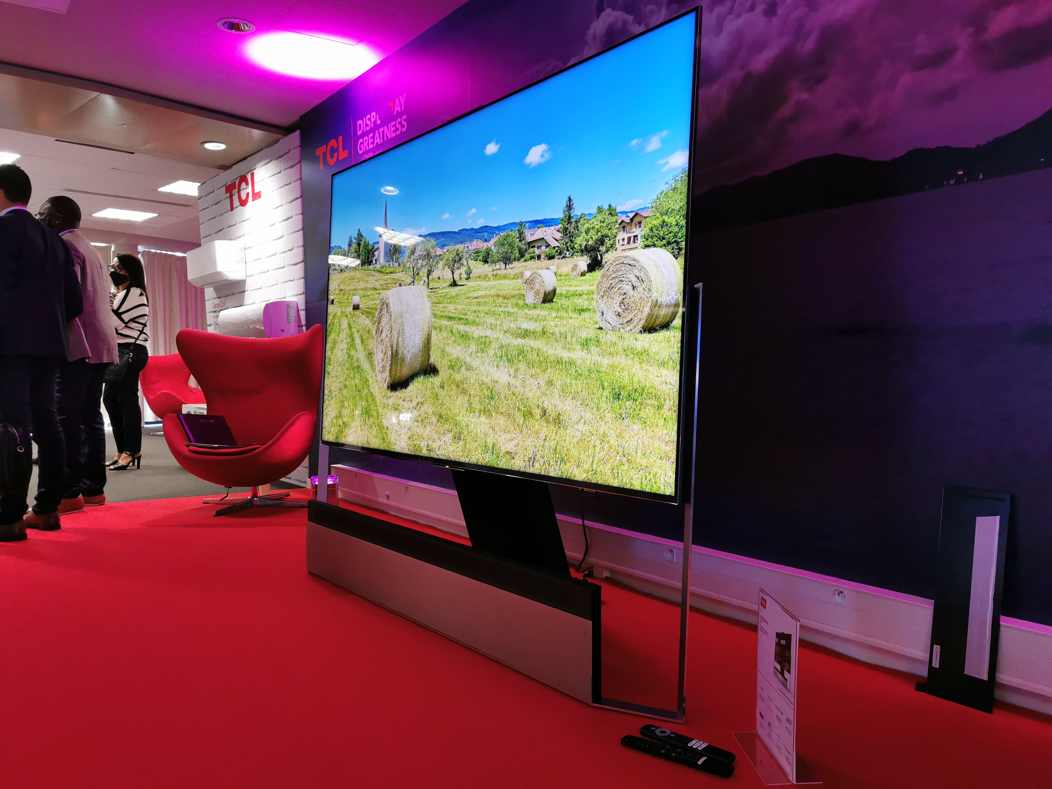 Der TCL X92 Pro von schräg vorne.