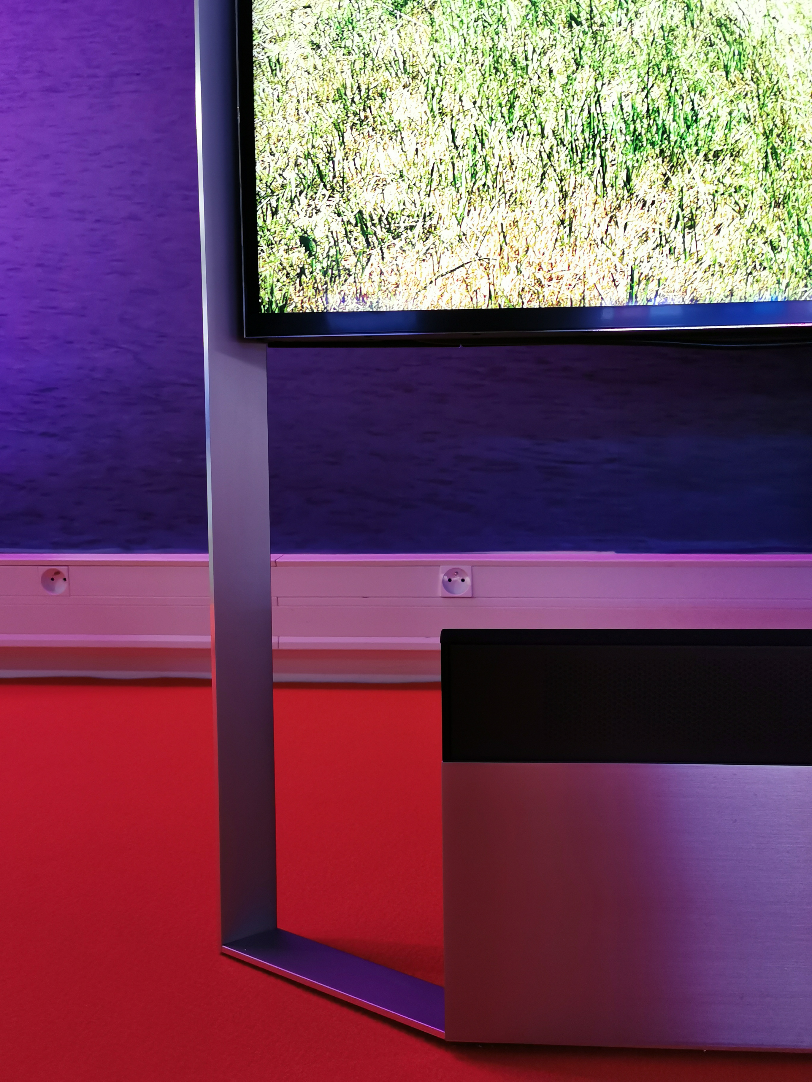 Der Standfuss des TCL X92 Pro.