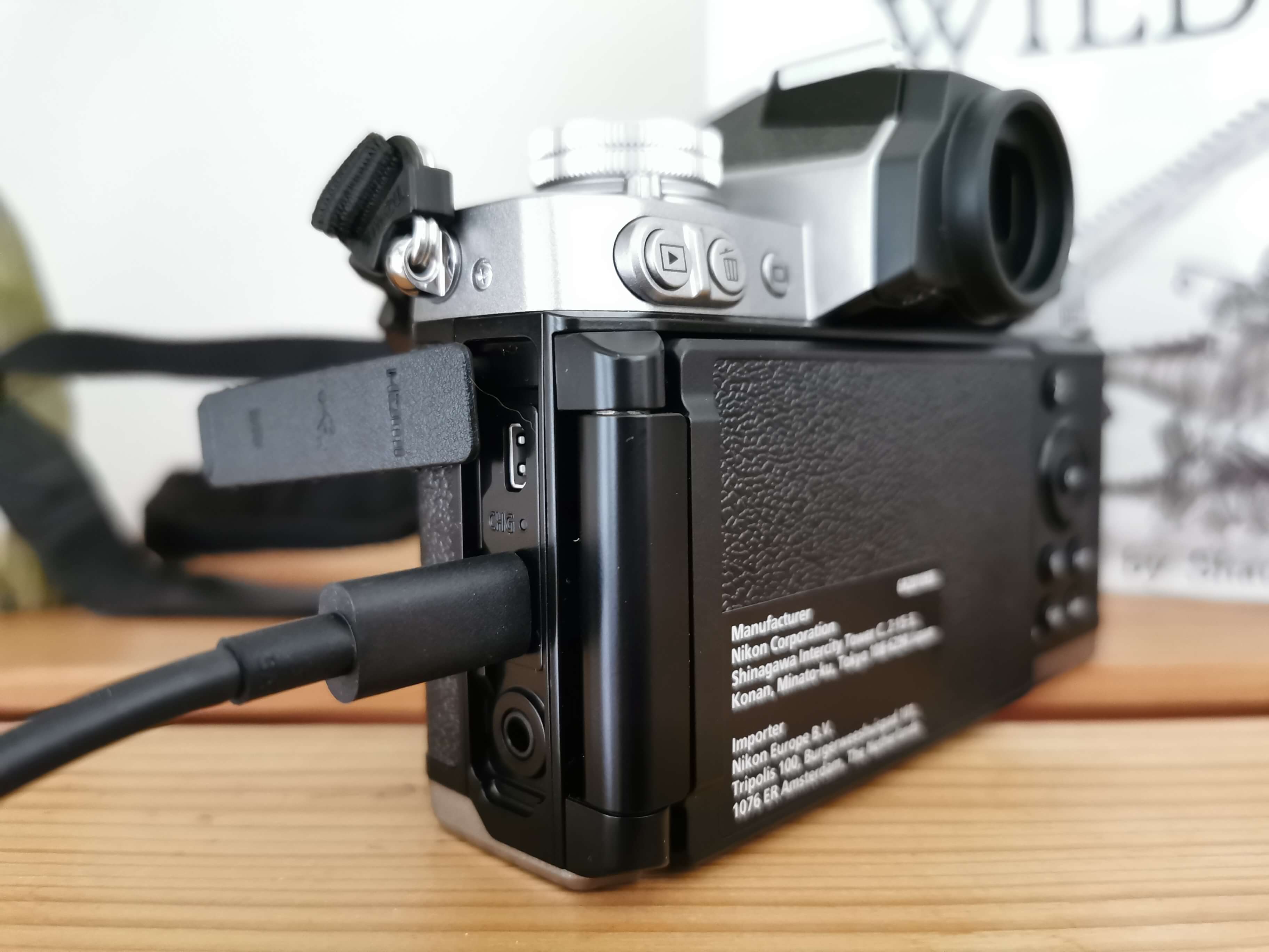 Nikon Z fc im Test: Der Akku kann via USB-C geladen werden.