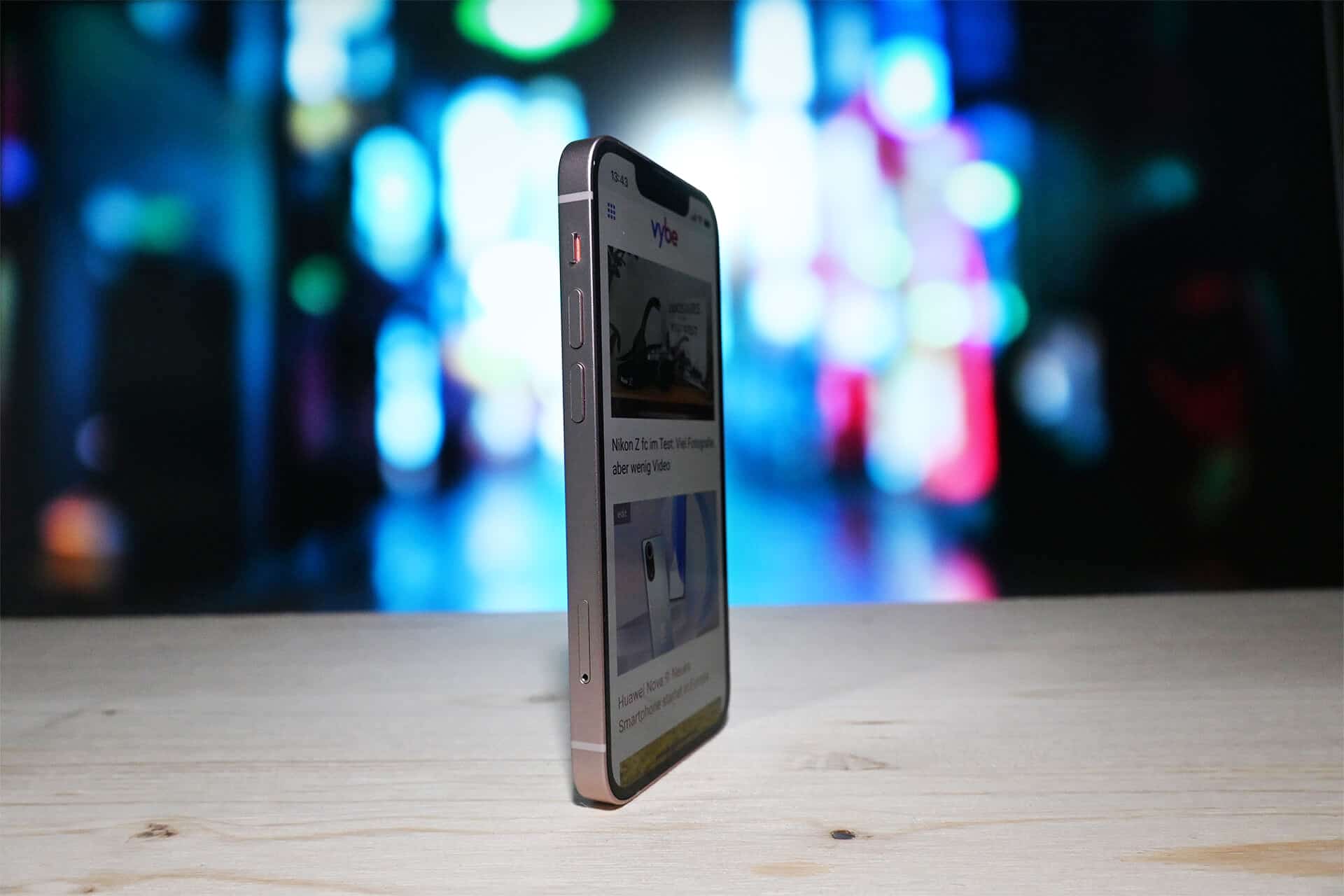 iPhone 13 Mini Review: Seitenansicht links.