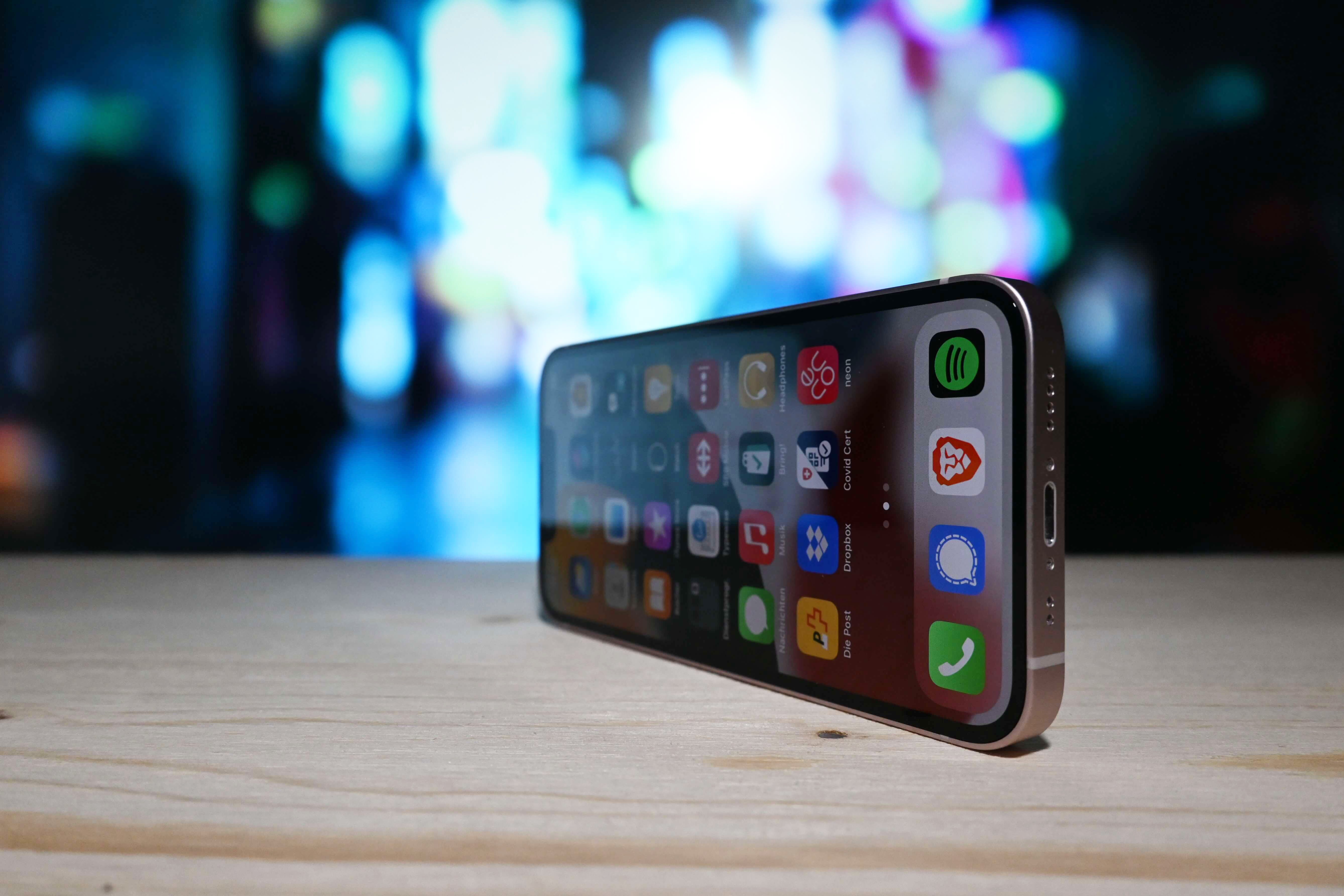 iPhone 13 Mini Review: Akkulaufzeit und Laden.