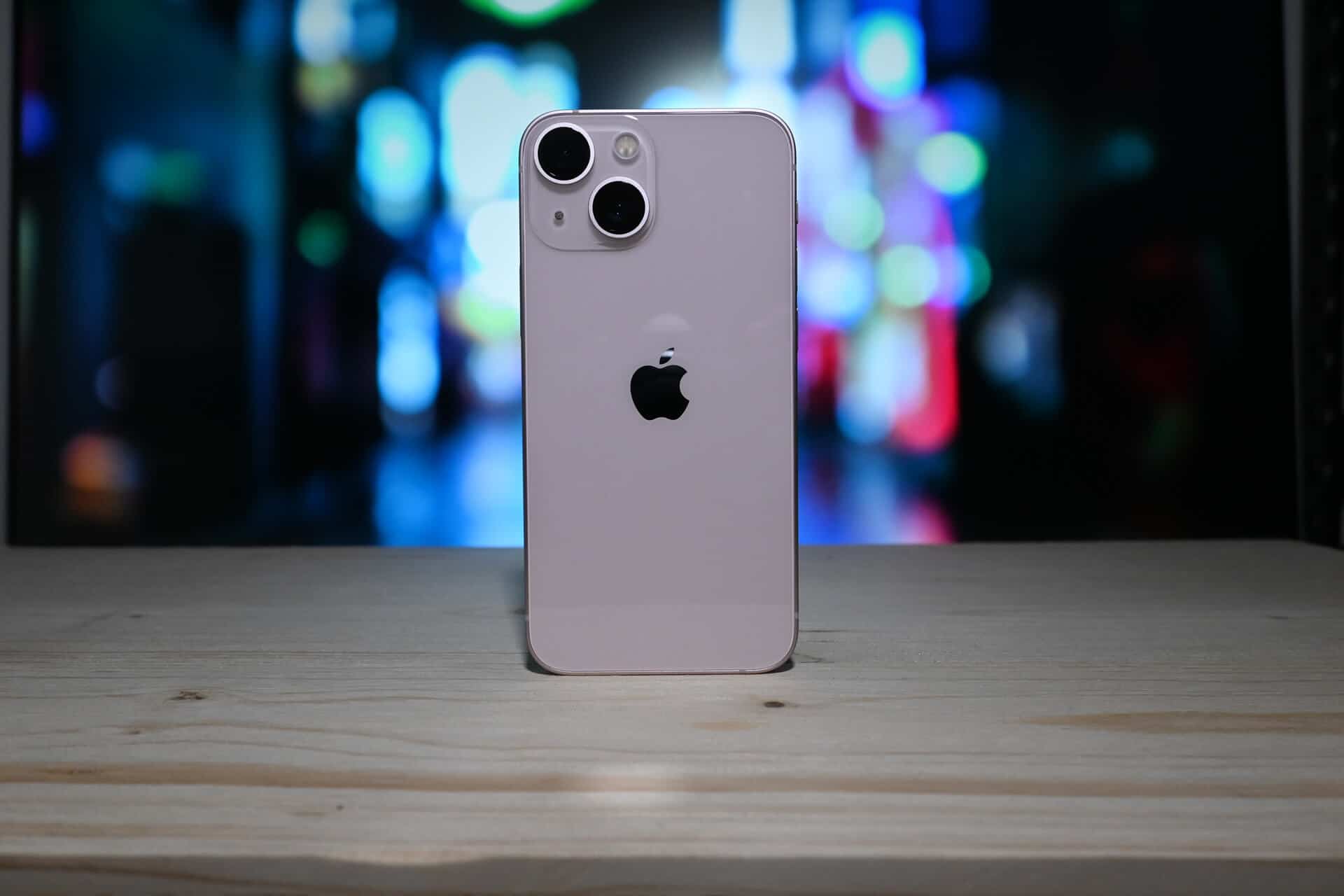 iPhone 13 Mini Test: Rückseite ist Rosa.