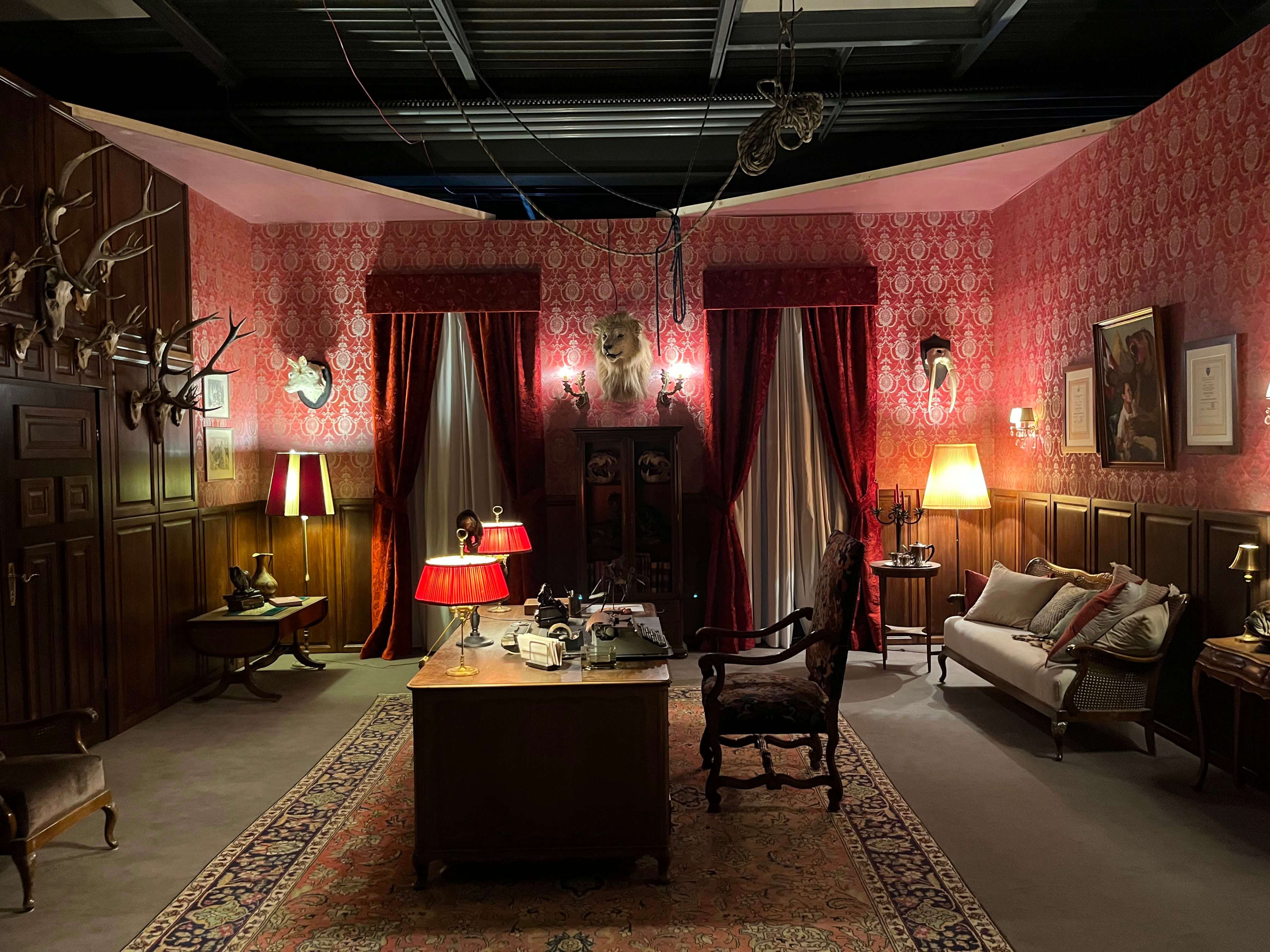 Mad Heidi: Kulisse des Büros von Fäulein Rottweiler beim Dreh des Films.