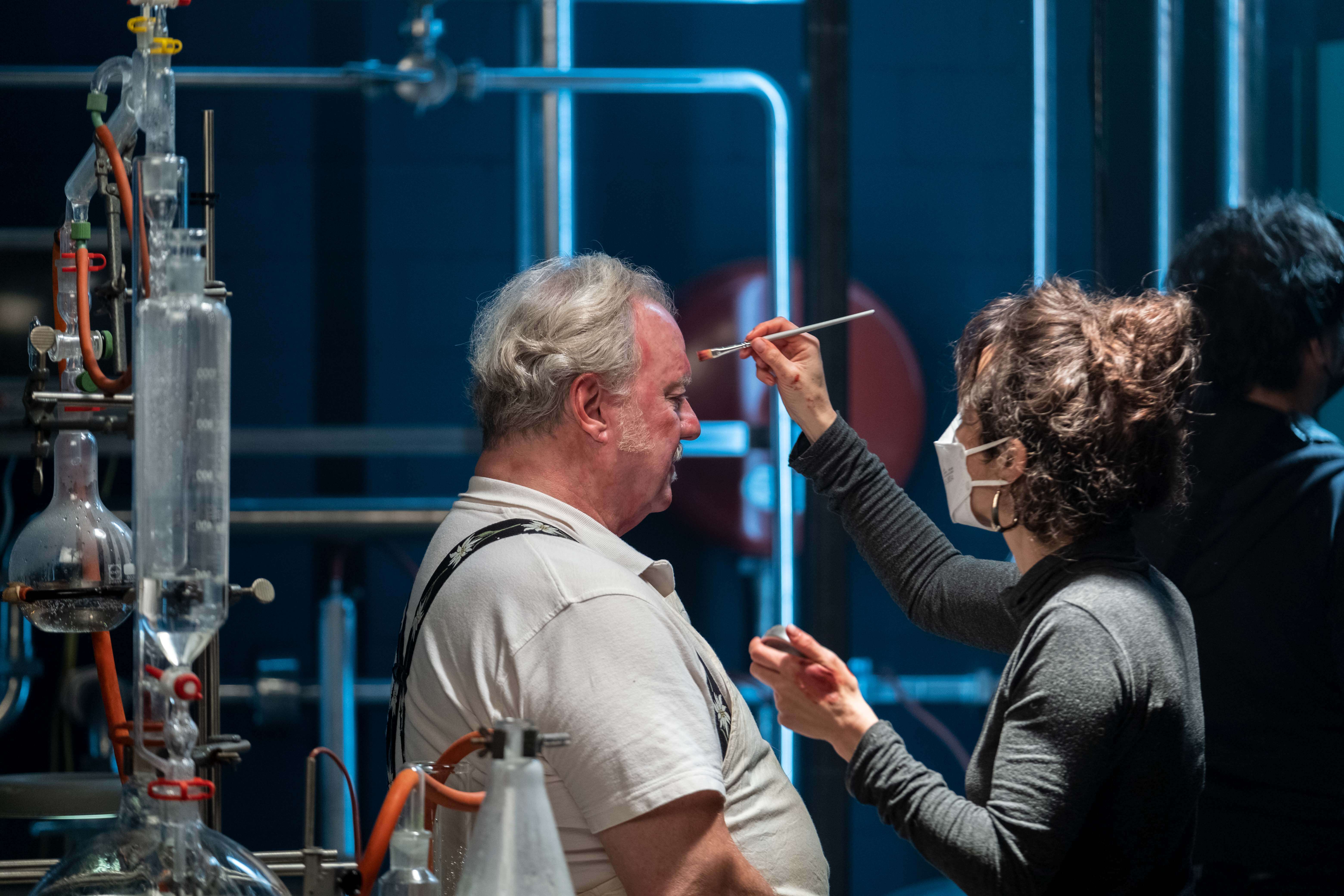 Mad Heidi: Schauspieler wird für Dreh geschminkt.