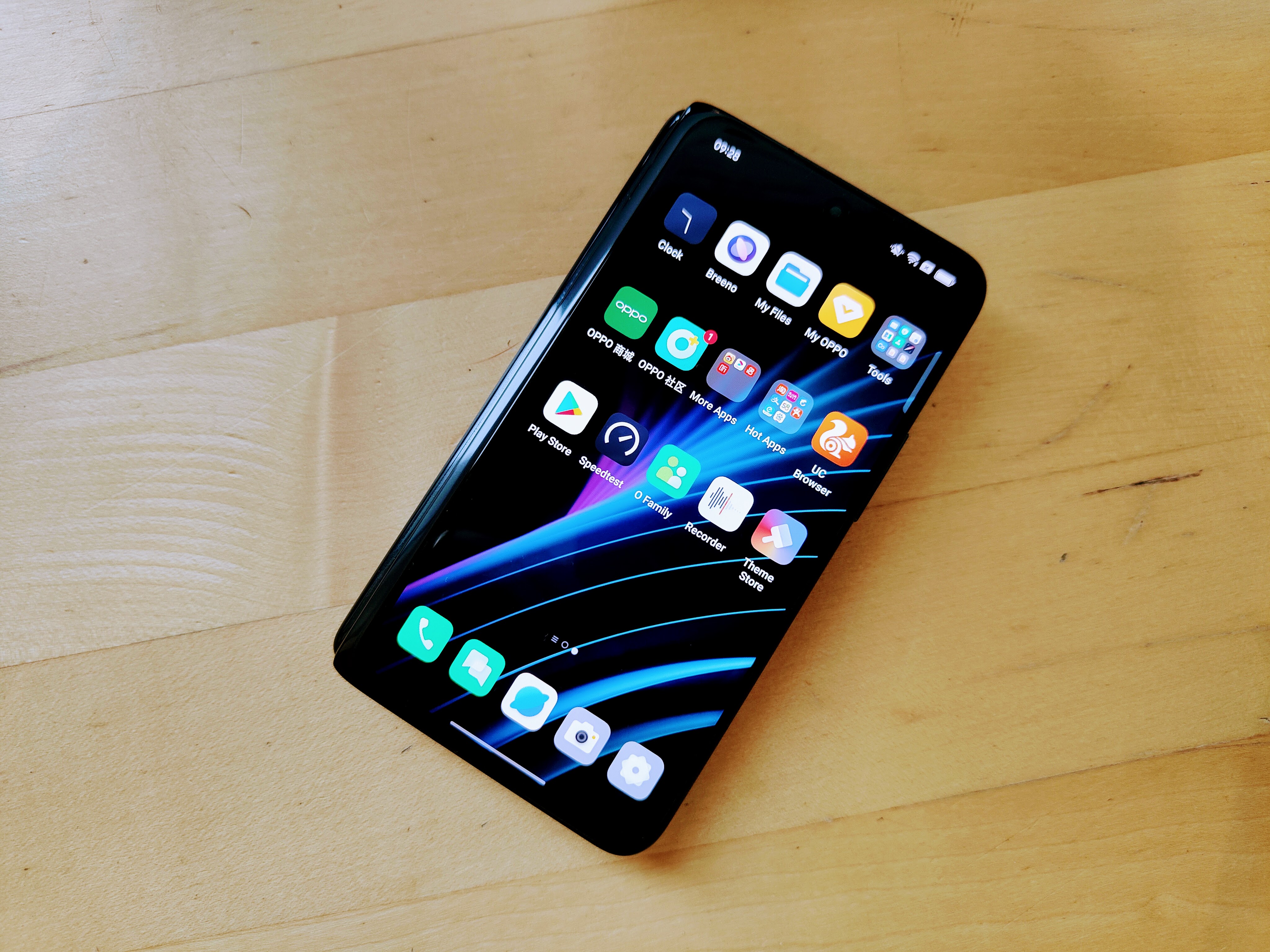 Das Oppo Find N in zugeklappten Zustand