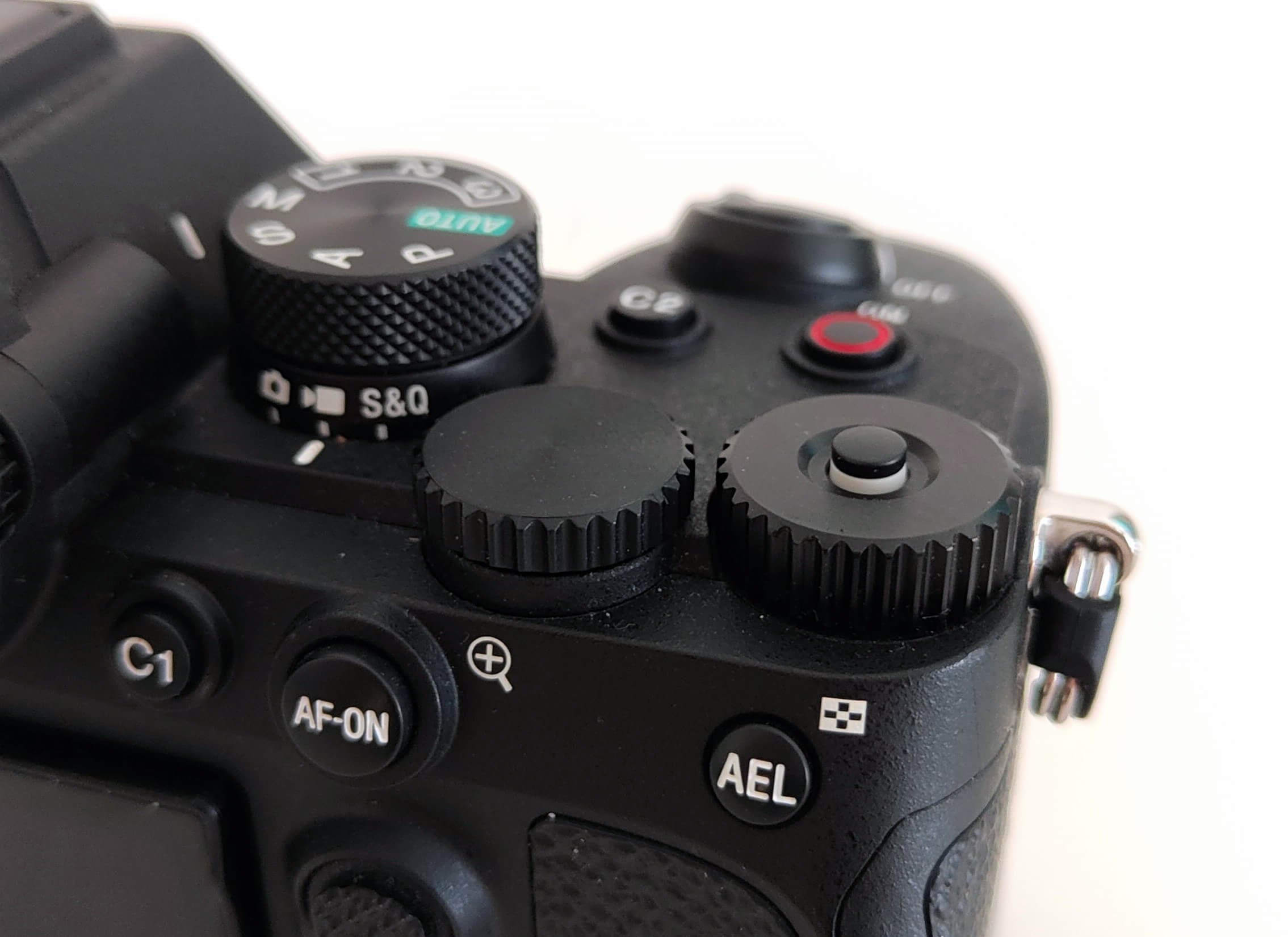 Sony Alpha a7 IV im Test: Köpfe und Rädchen lassen sich programmieren.