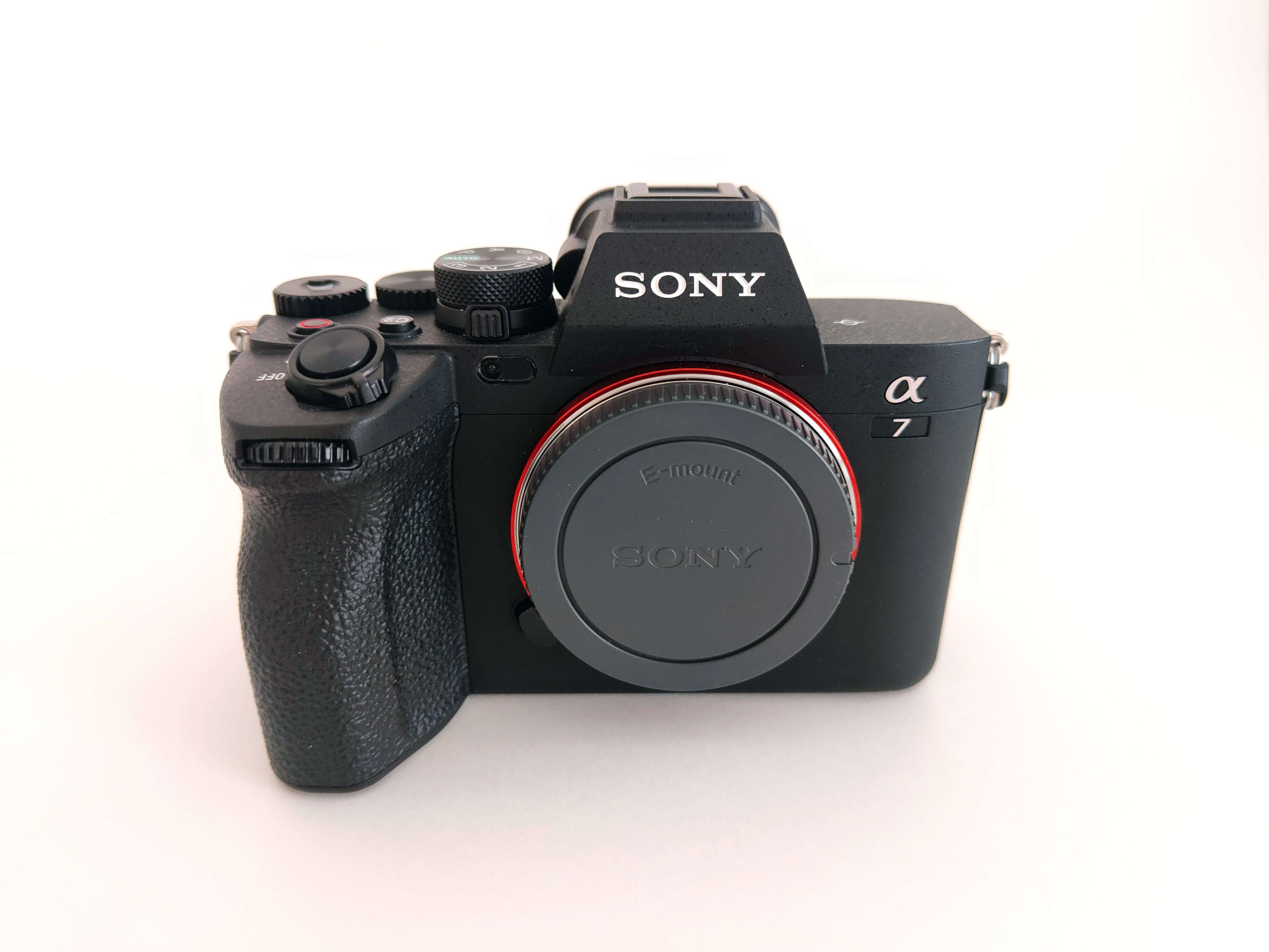 Sony Alpha a7 IV im Test: Frontalansicht ohne Objektiv.