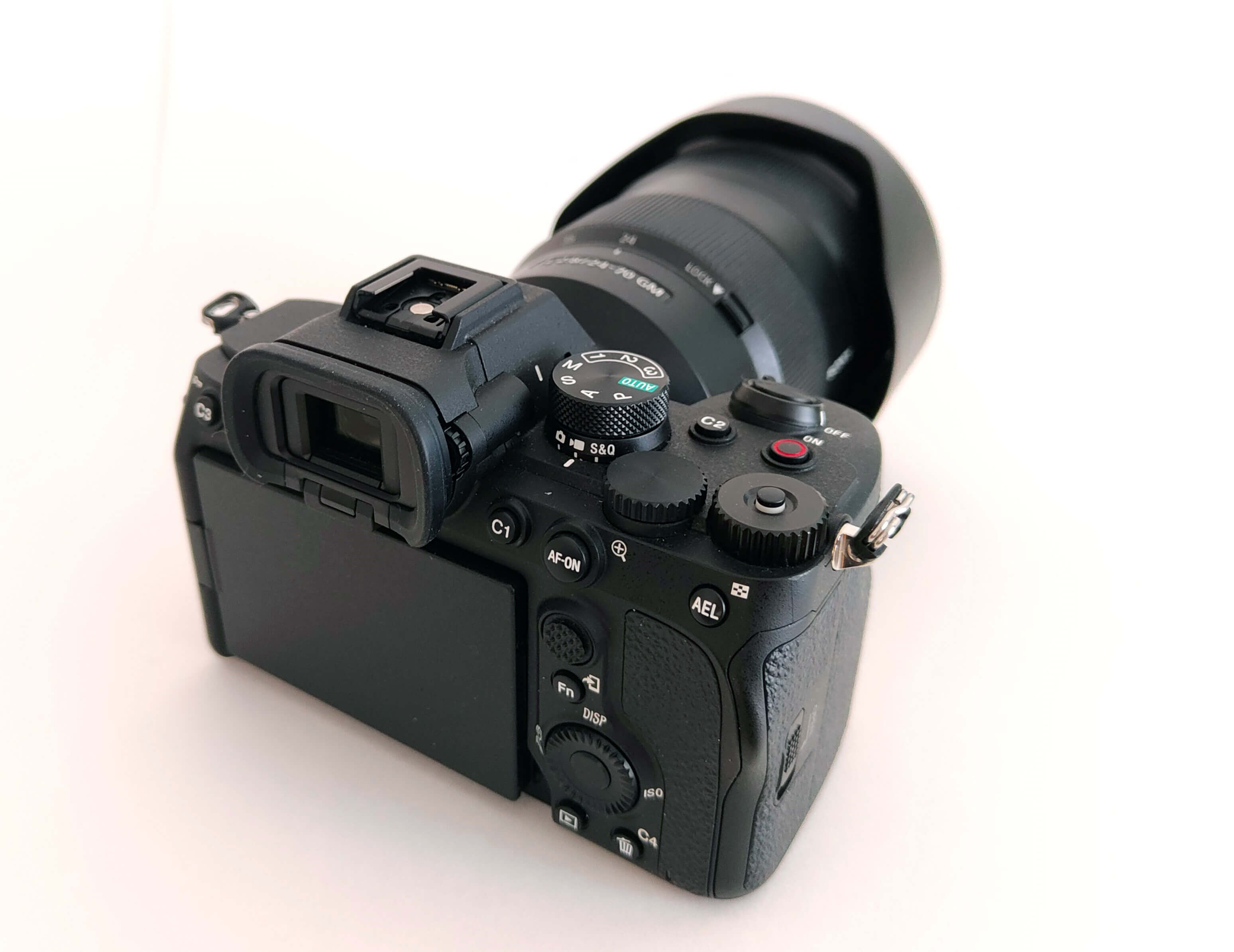 Sony Alpha a7 IV im Test: Rückwärtige 3/4-Ansicht mit Objektiv.