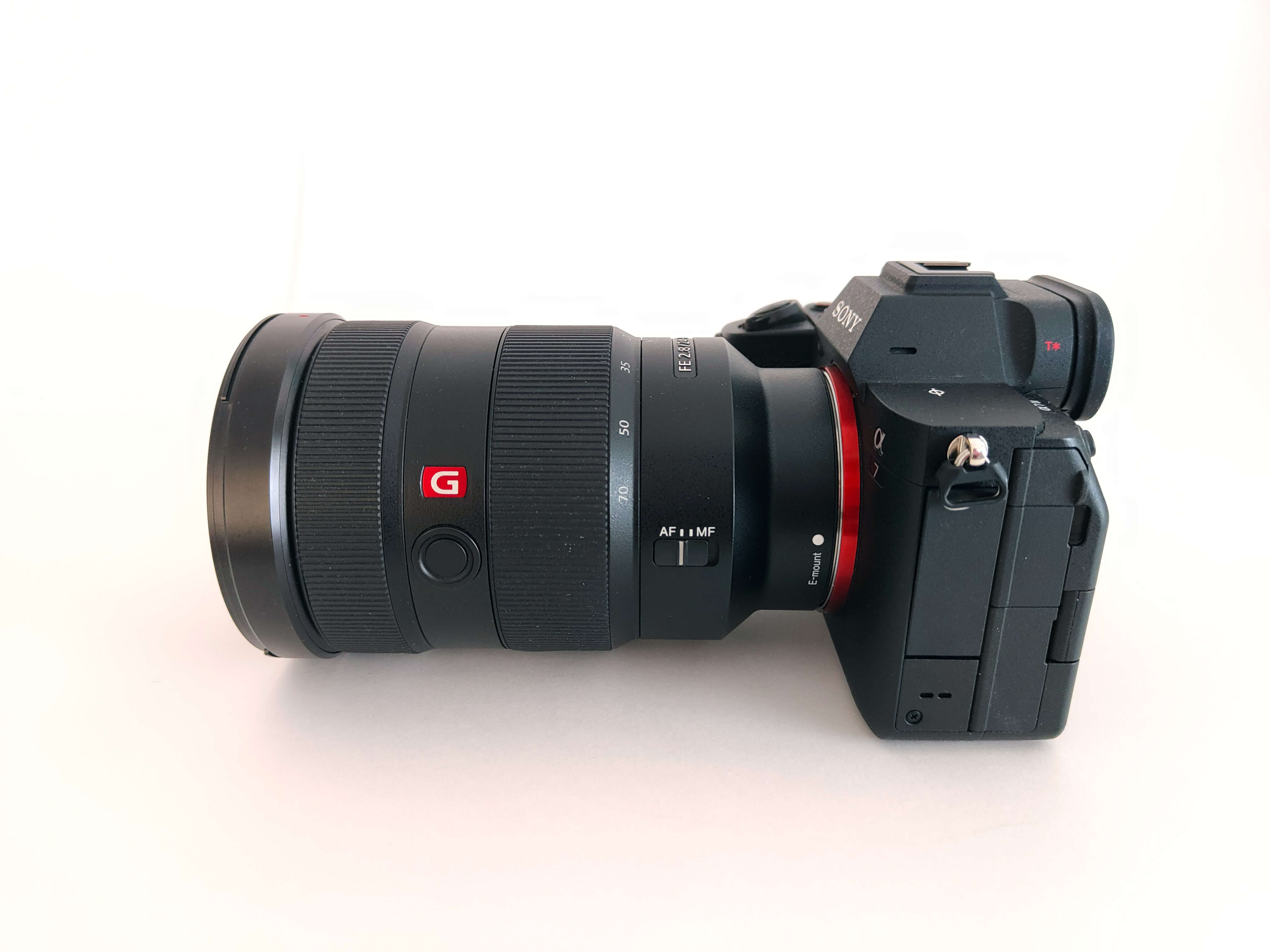 Sony Alpha a7 IV im Test: Seitenansicht mit Objektiv.